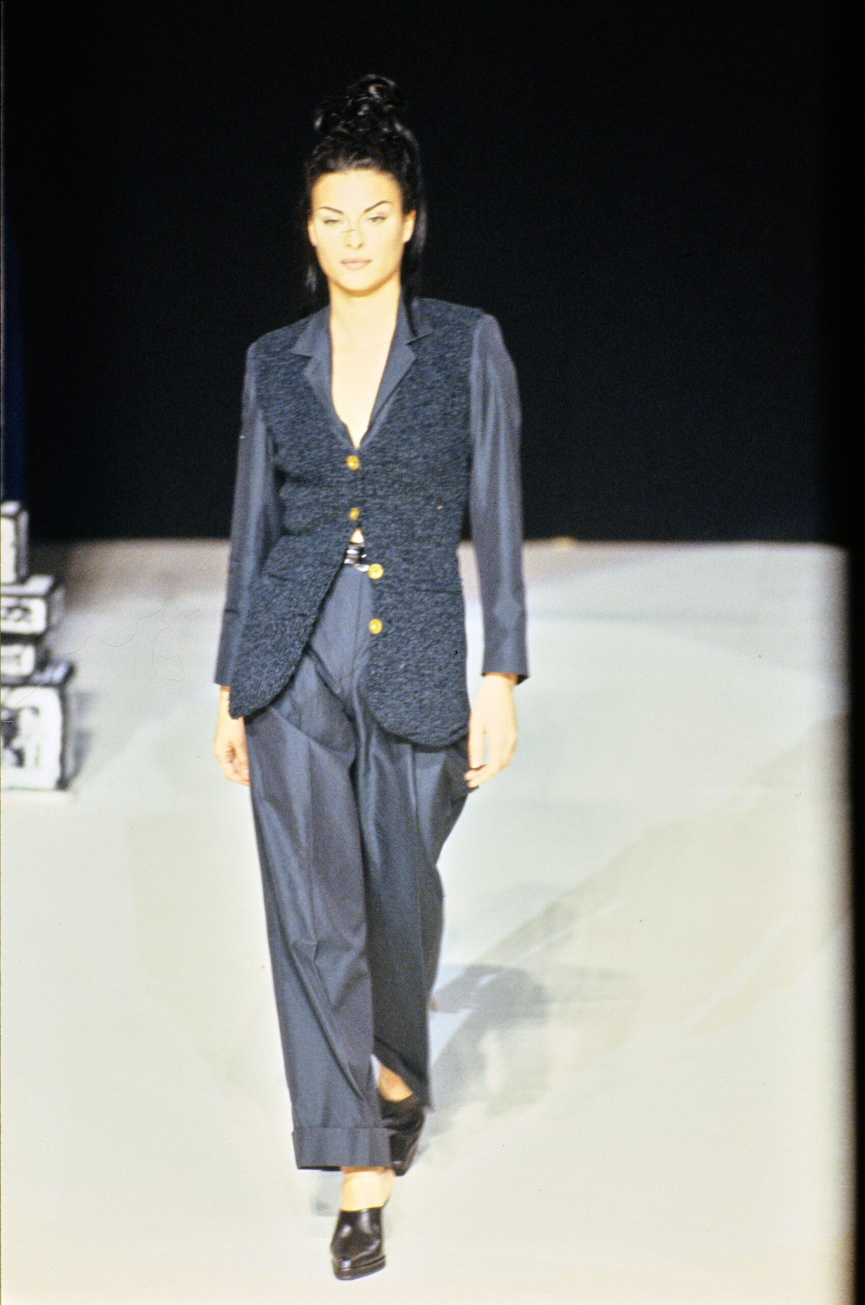 gray wool long-sleeve collared fitted buttoned blazer