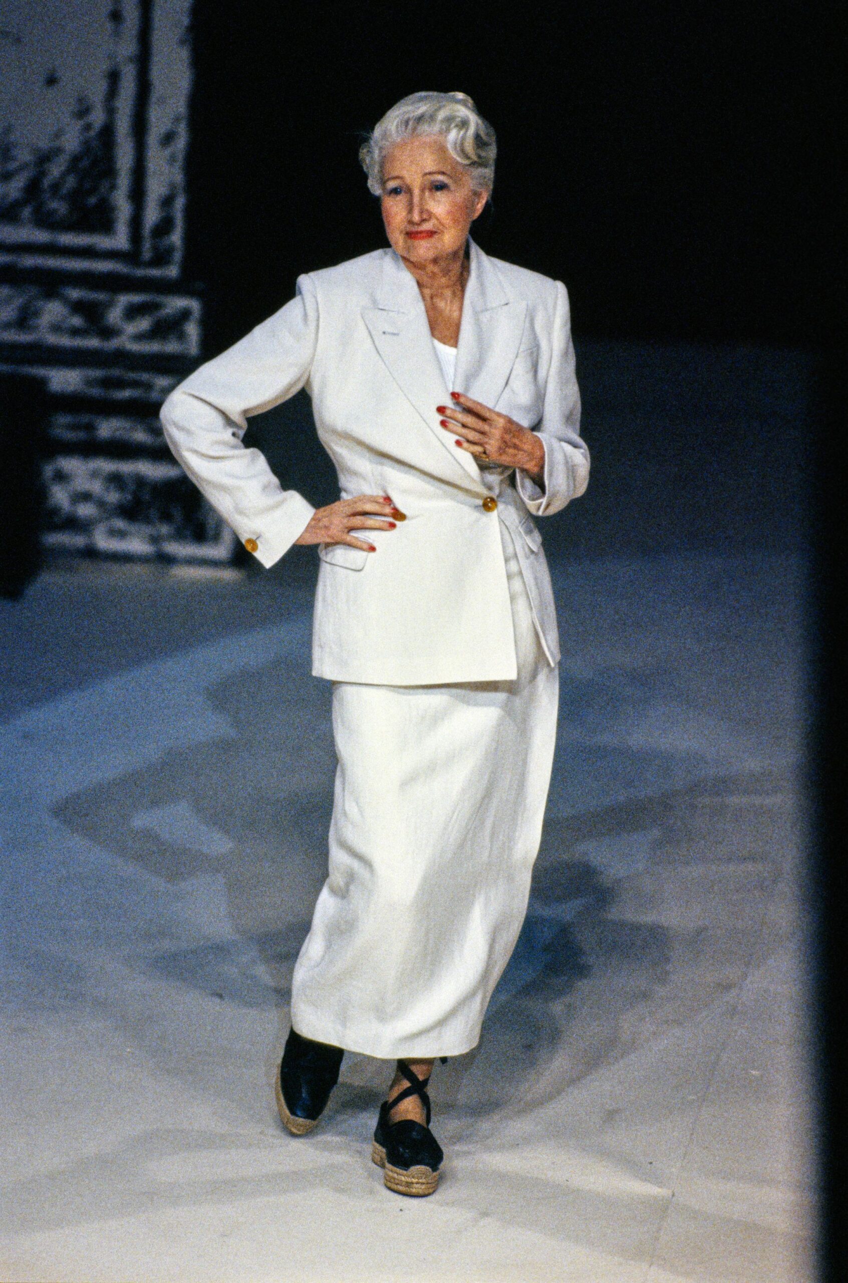 white linen long-sleeve collared tailored buttoned pencil suit