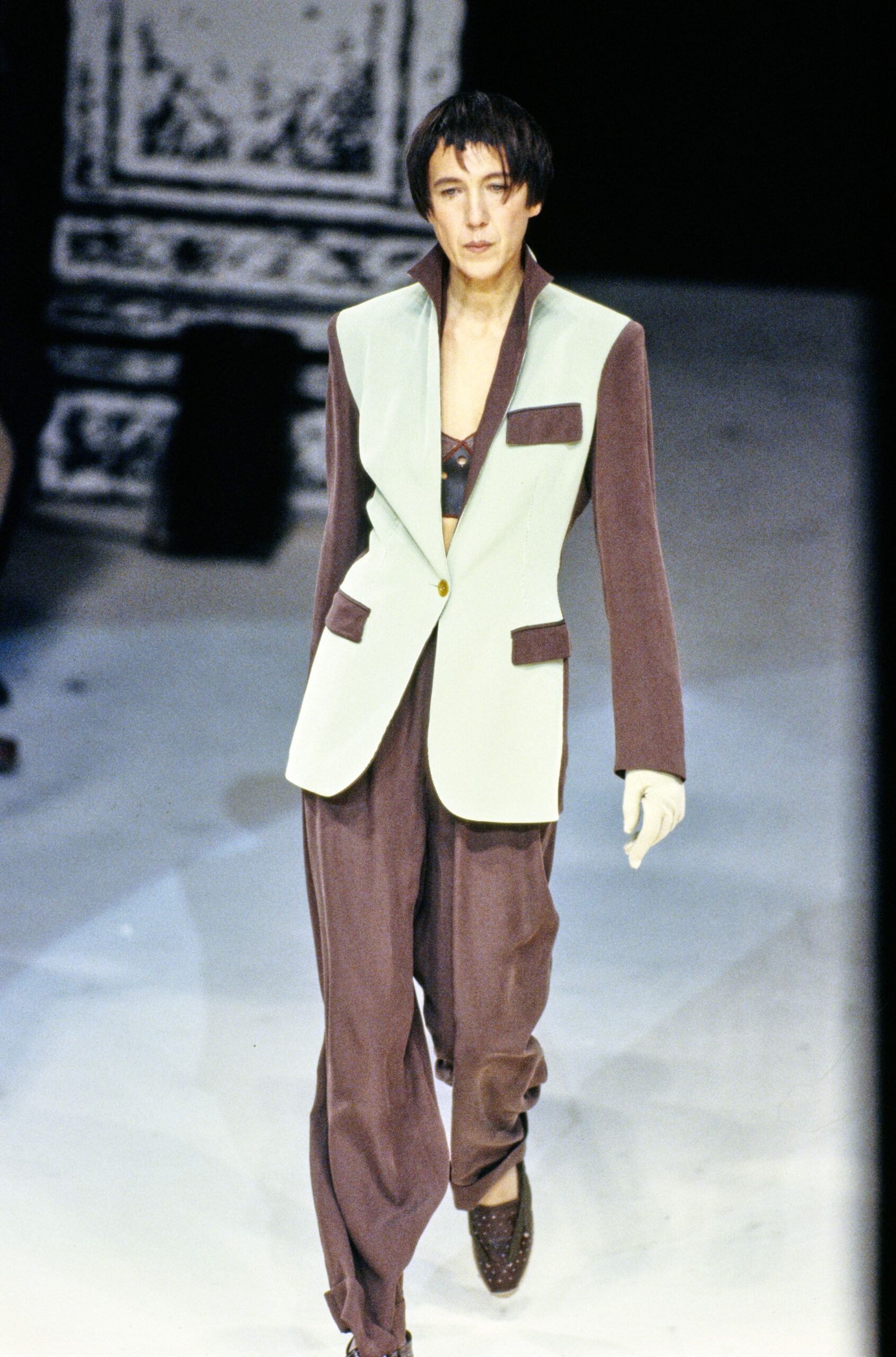 green long-sleeve collared tailored buttoned blazer