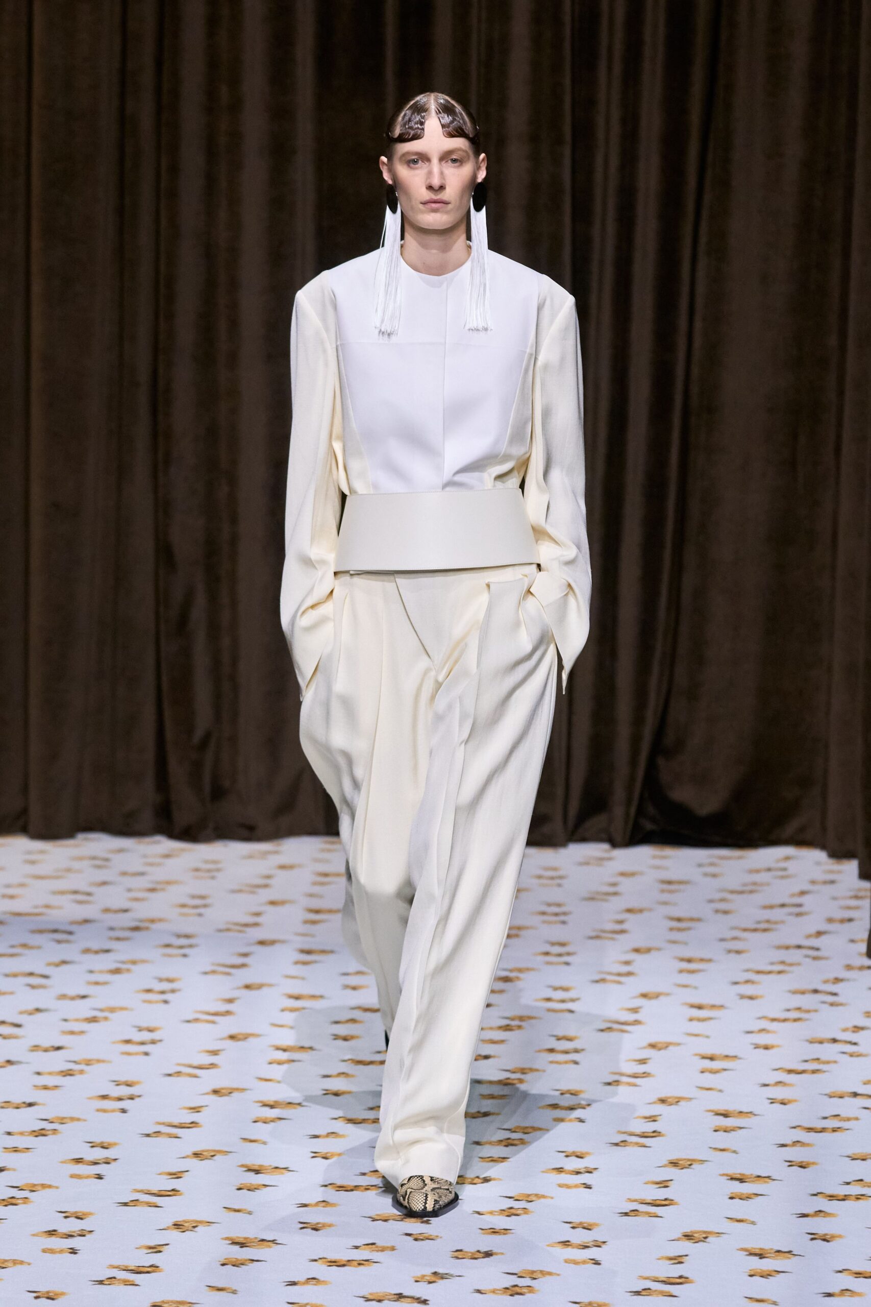 white cotton long-sleeve collared tailored buttoned pleated suit
