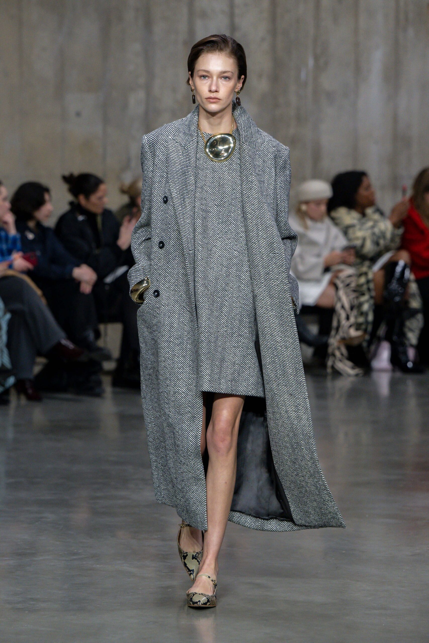 gray wool long-sleeve collared relaxed textured coat