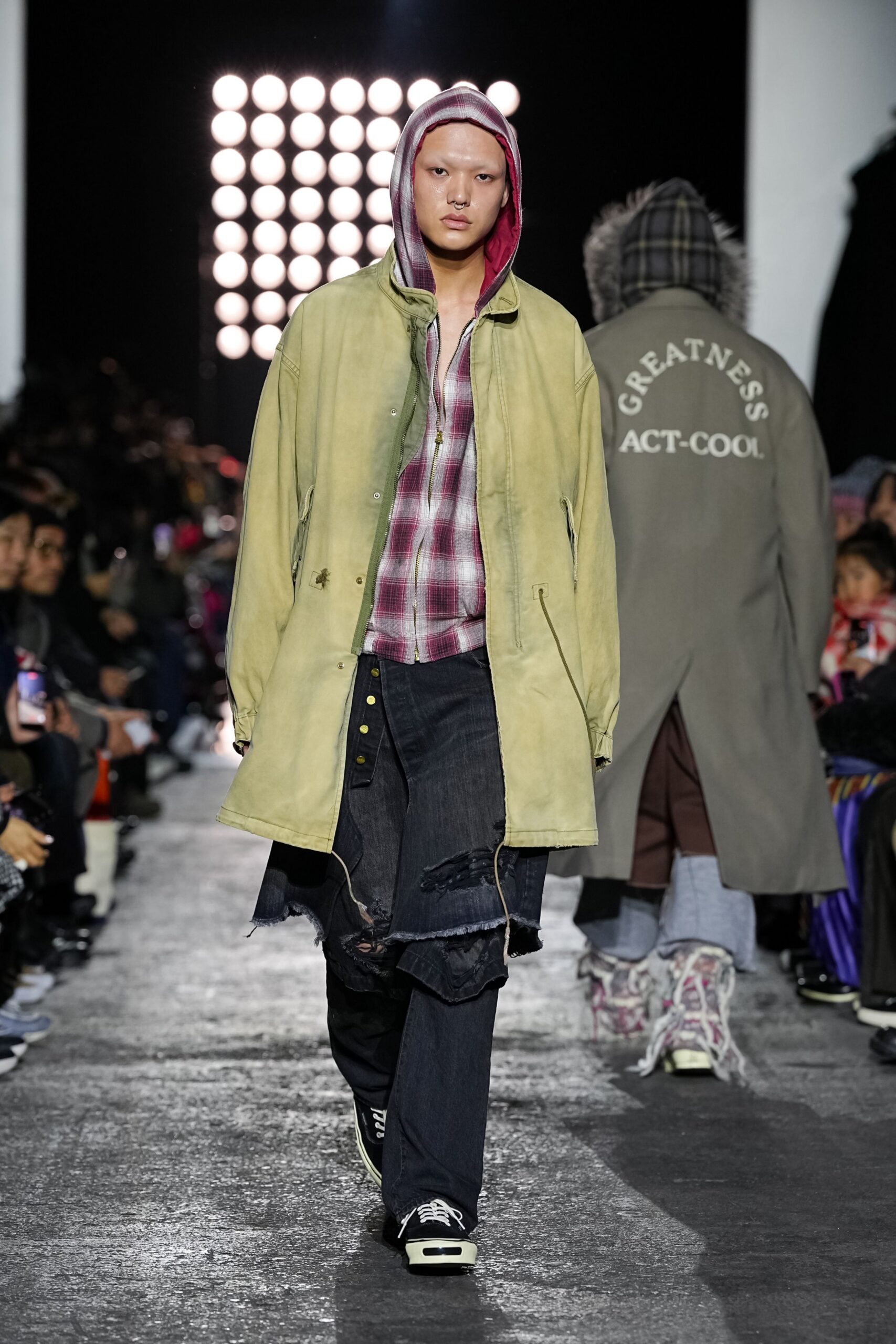 green cotton long-sleeve collared oversized buttoned coat