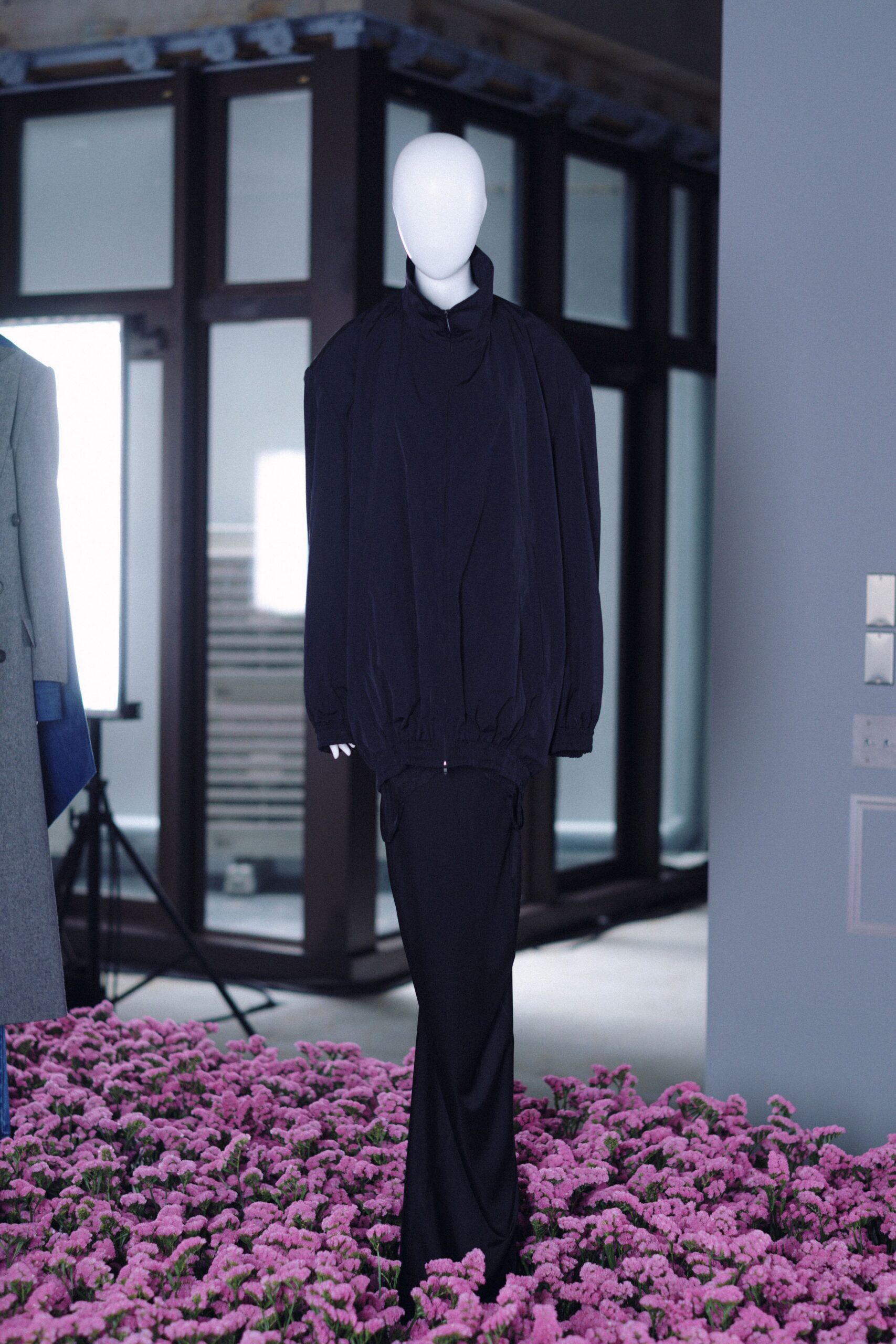 black cotton long-sleeve collared oversized zippered jacket