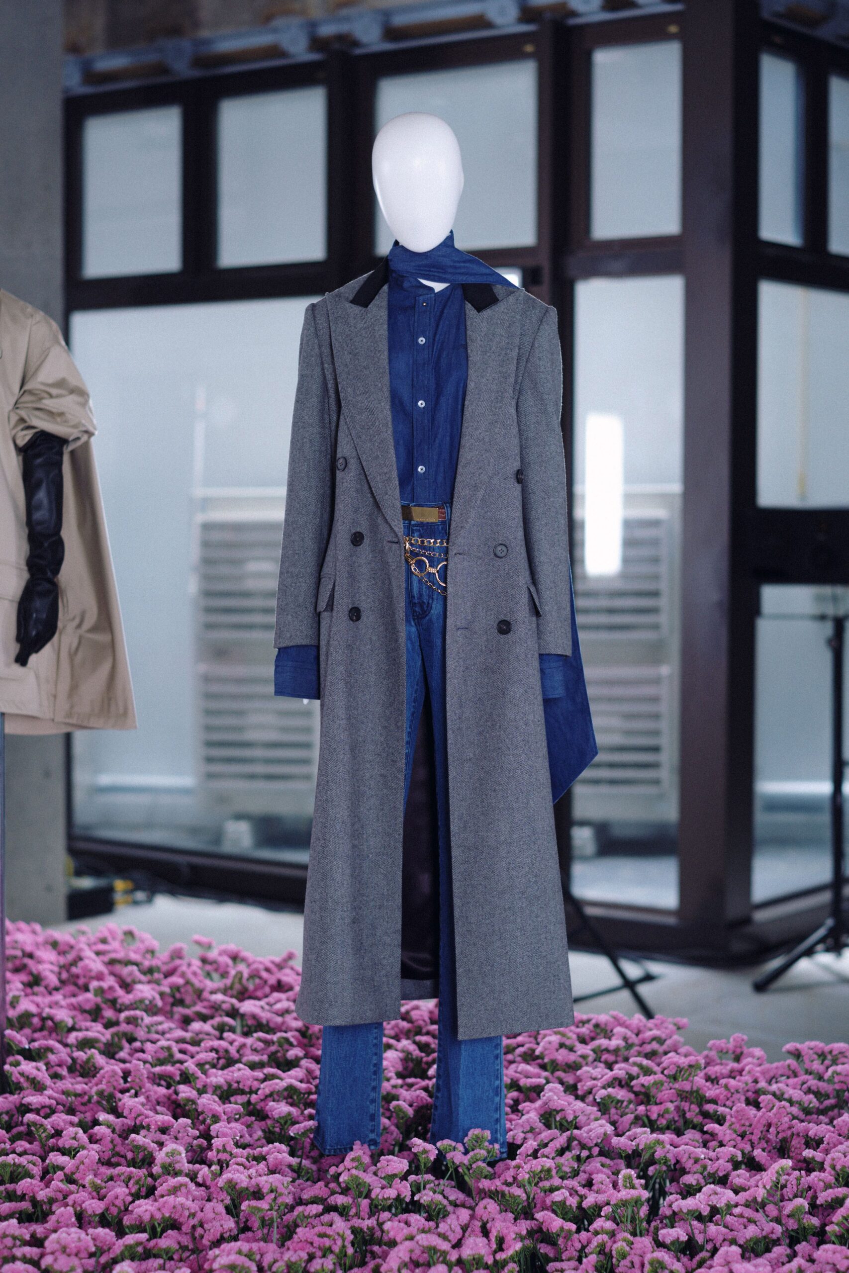 gray wool long-sleeve collared tailored buttoned coat