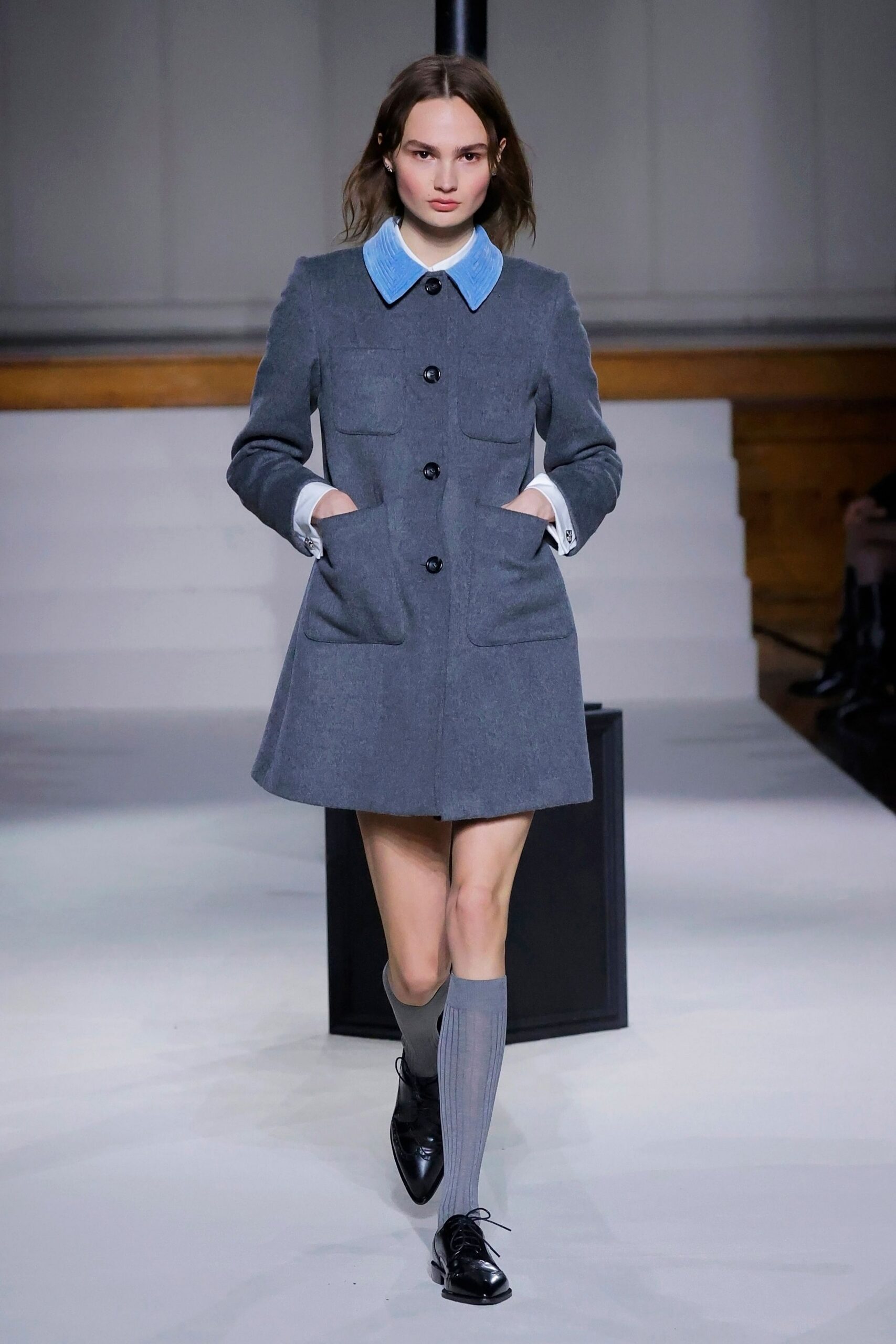 gray wool long-sleeve collared fitted buttoned pockets coat