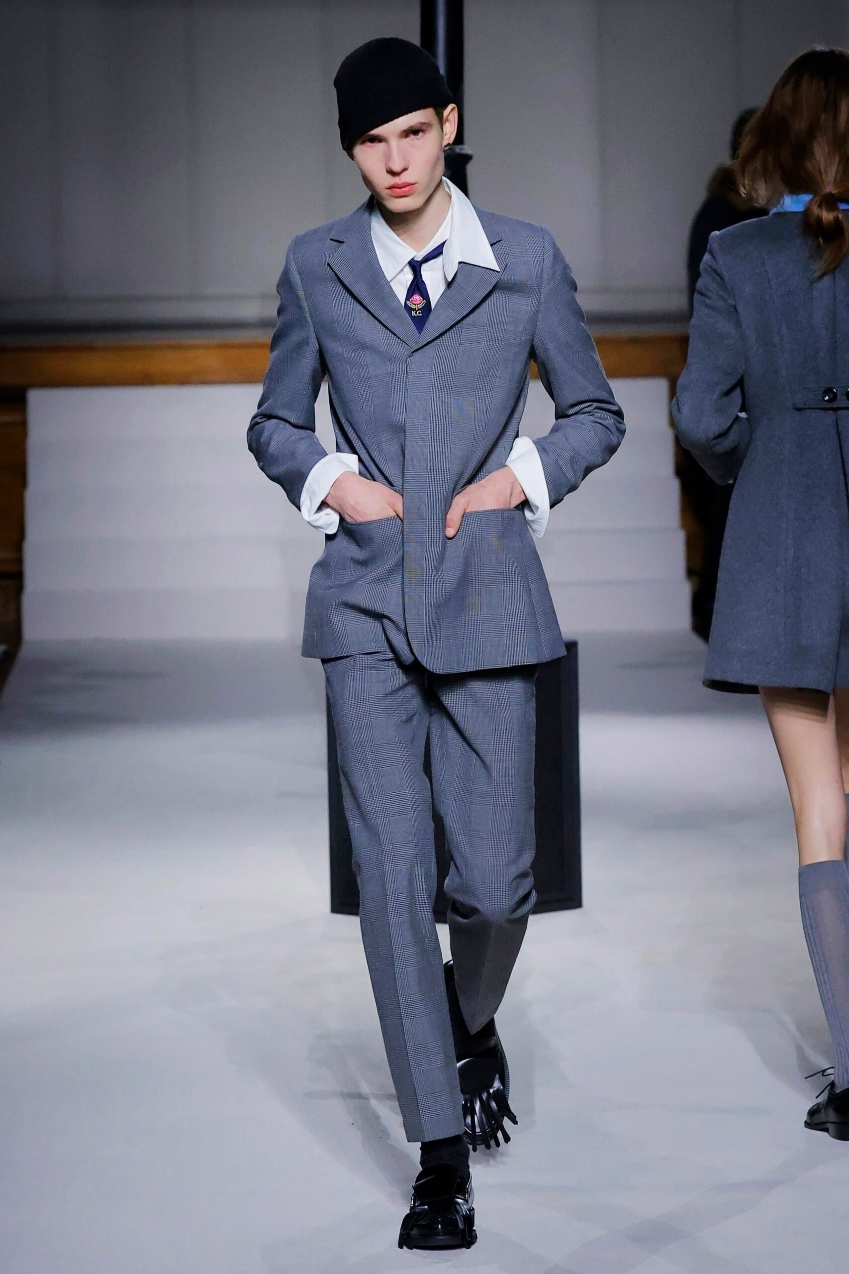 gray wool long-sleeve collared tailored checked buttoned suit