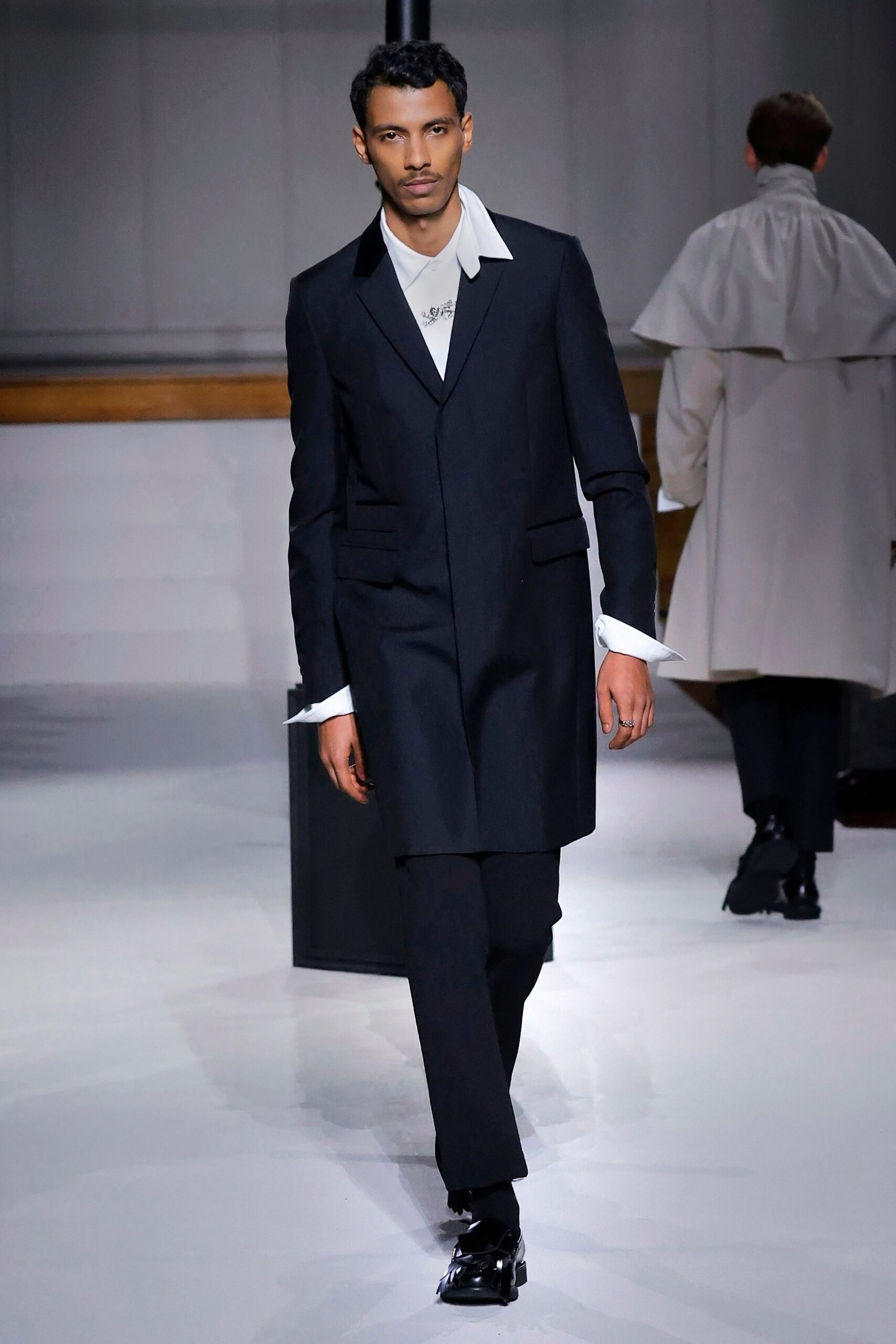 black wool long-sleeve collared tailored buttoned suit