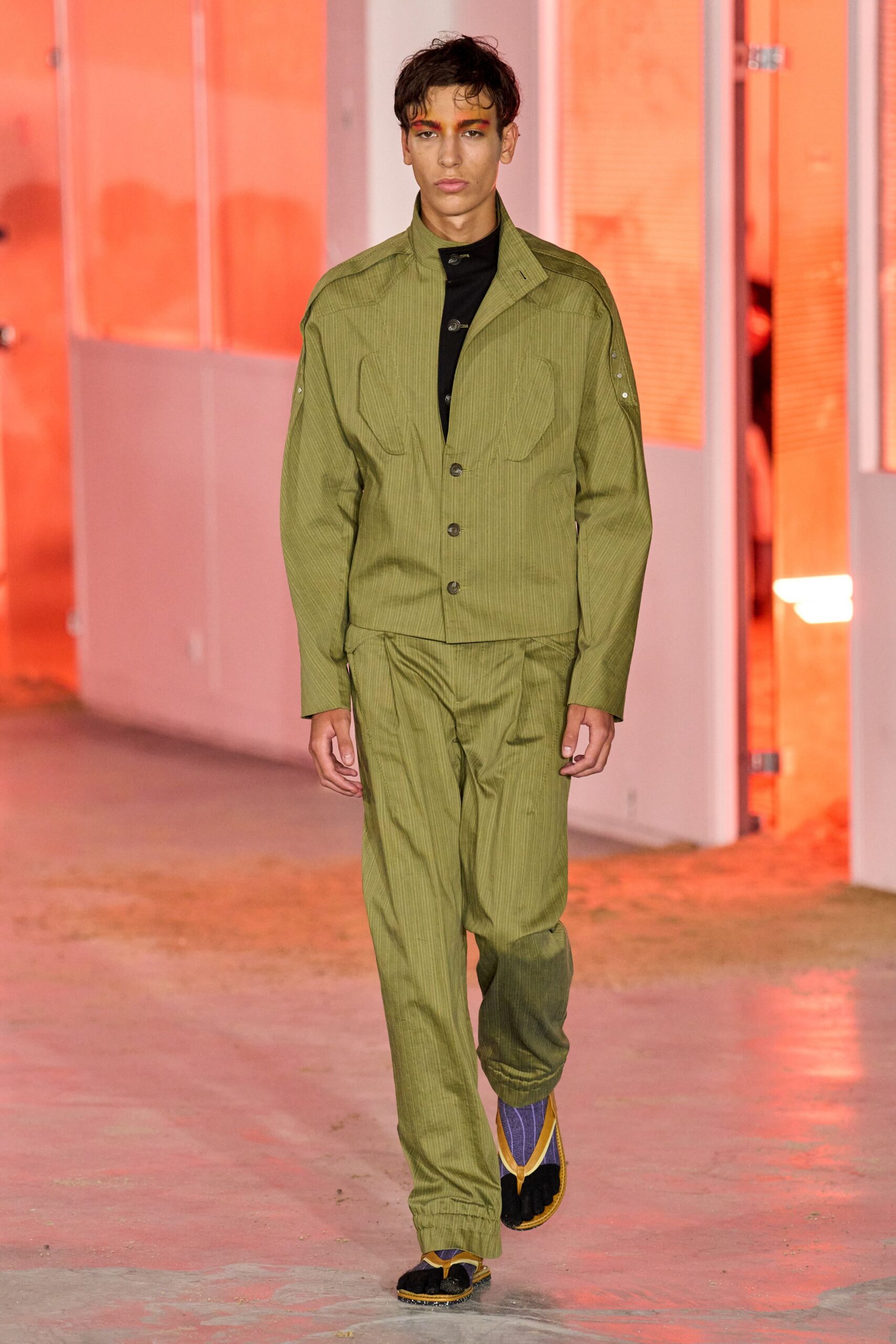 green cotton long-sleeve collared fitted buttoned pockets suit