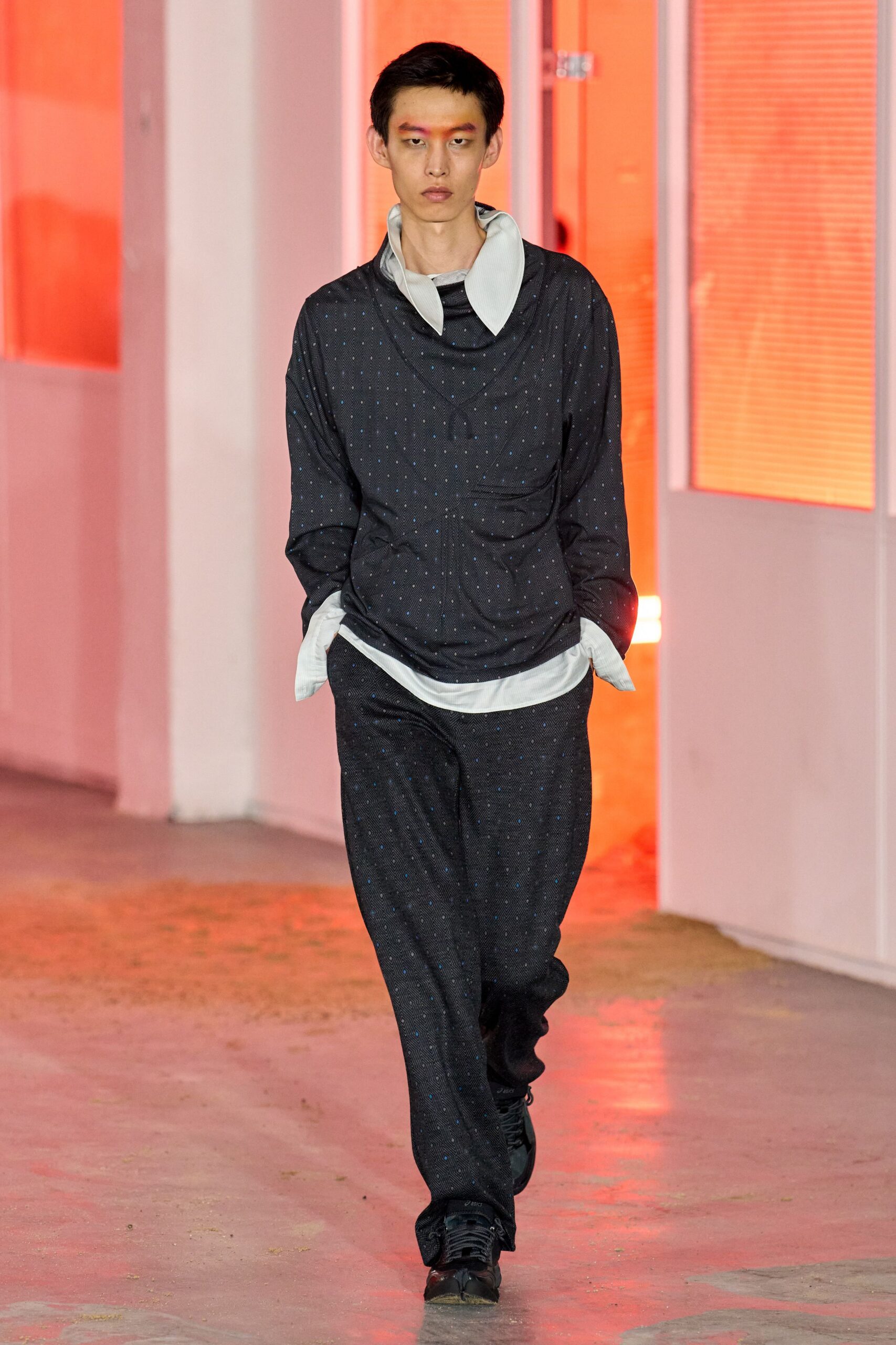 black cotton long-sleeve collared relaxed buttoned shirt