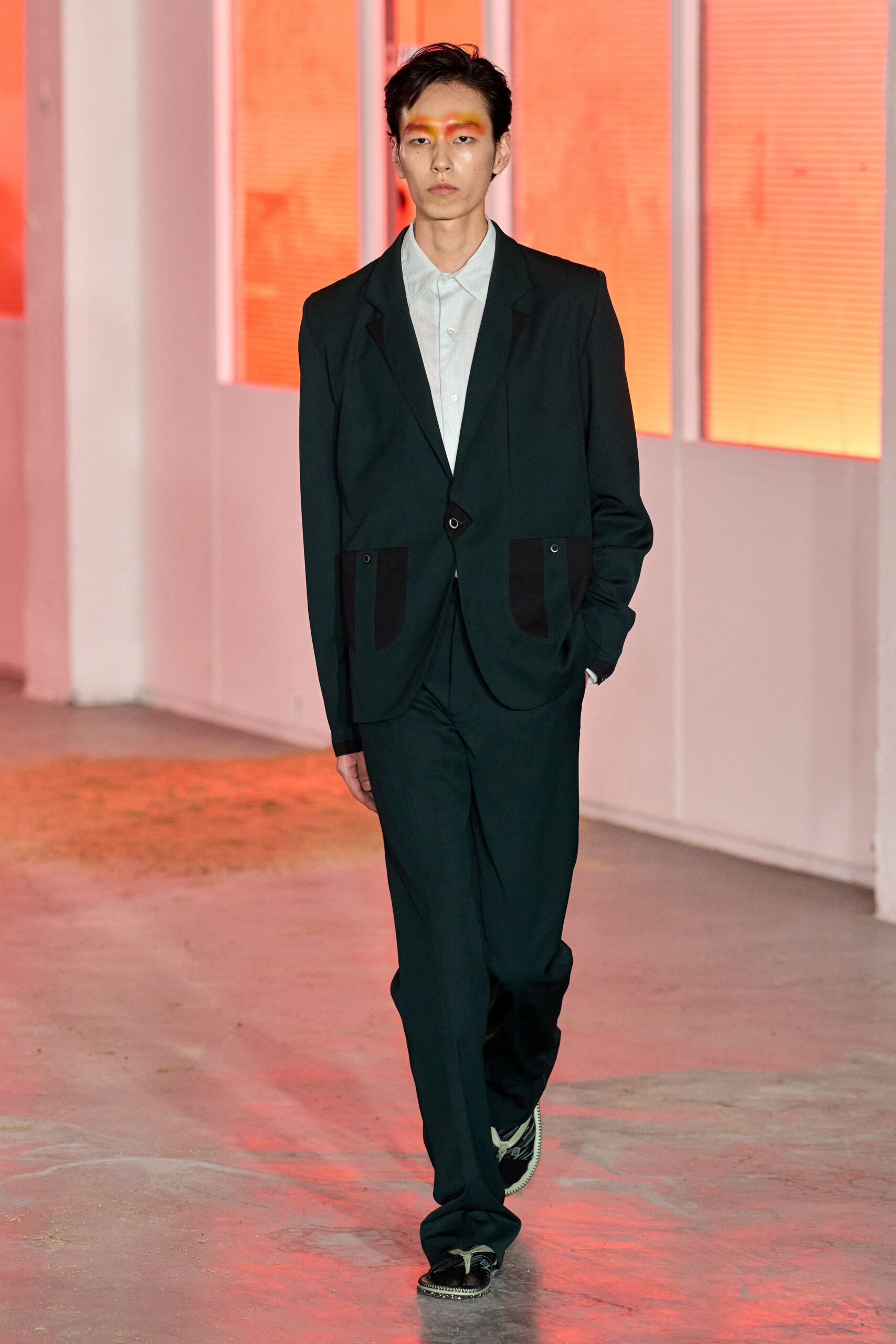 black wool long-sleeve collared tailored buttoned pockets suit