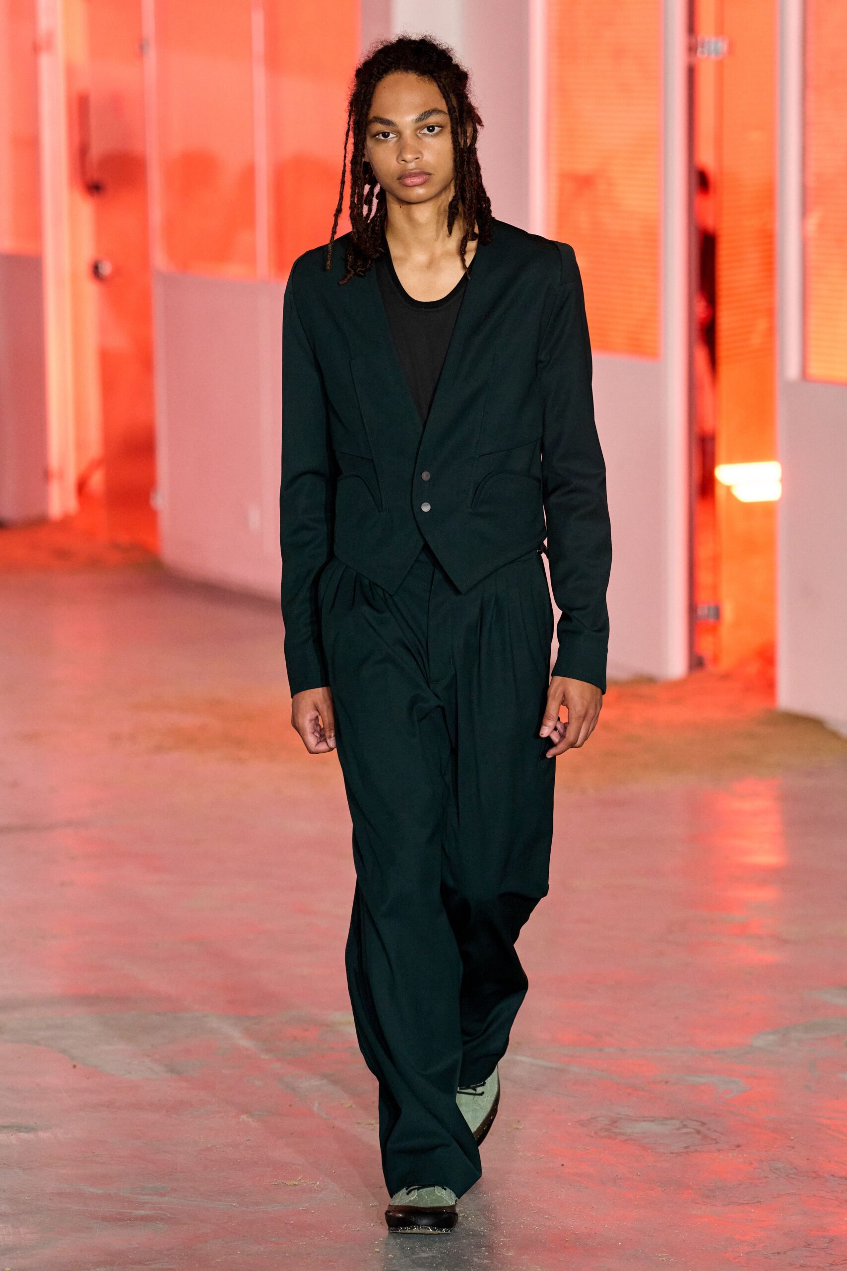black cotton long-sleeve collared relaxed buttoned pleated suit