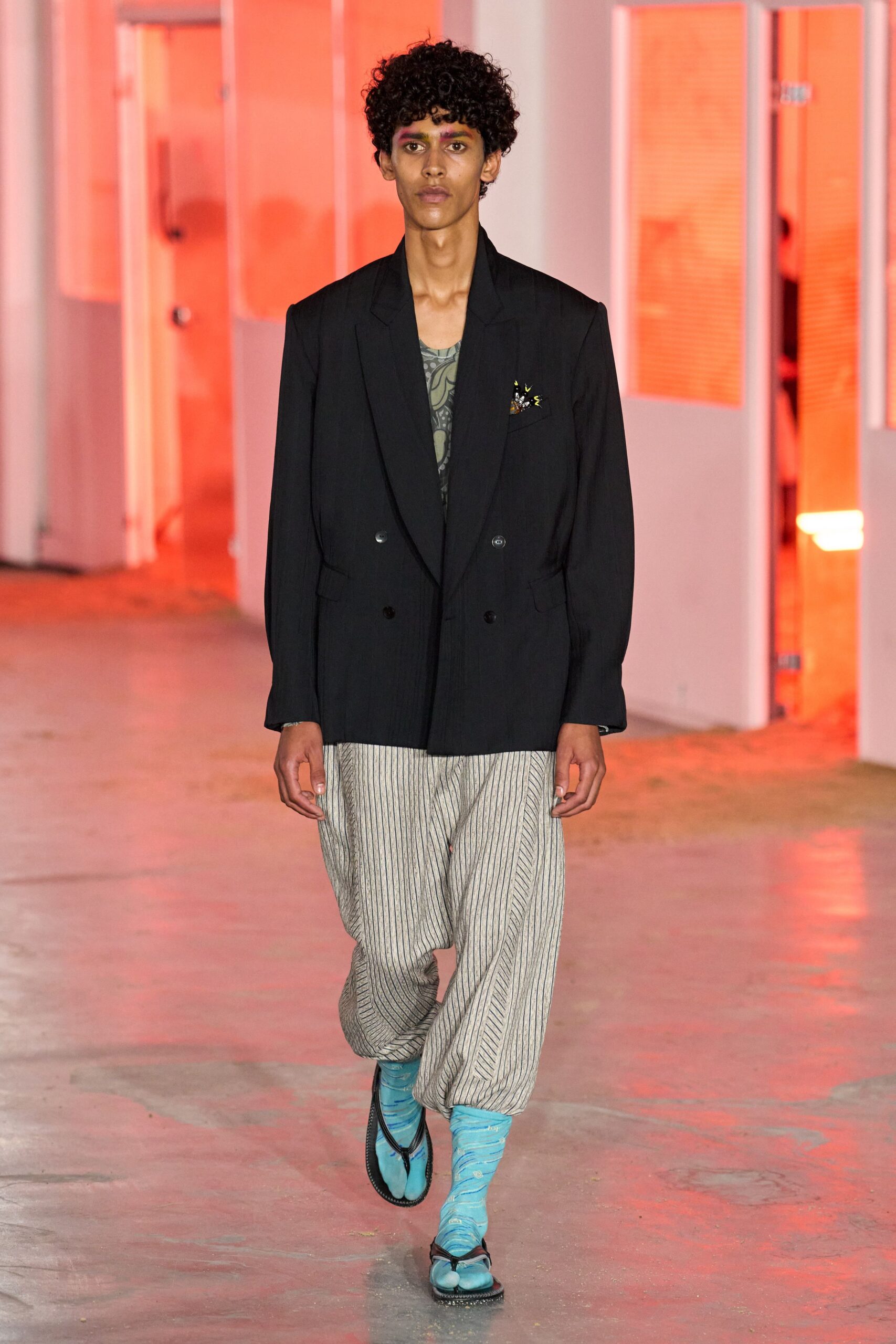black long-sleeve double-breasted tailored blazer