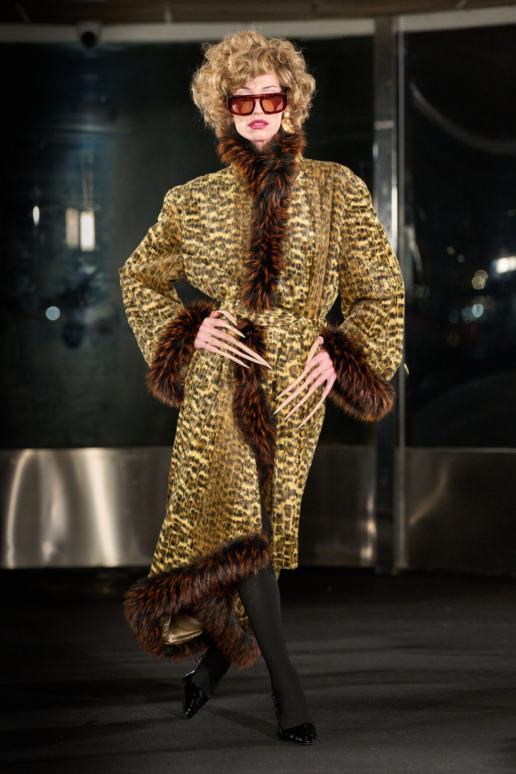 gold fur long-sleeve collared relaxed printed belted coat