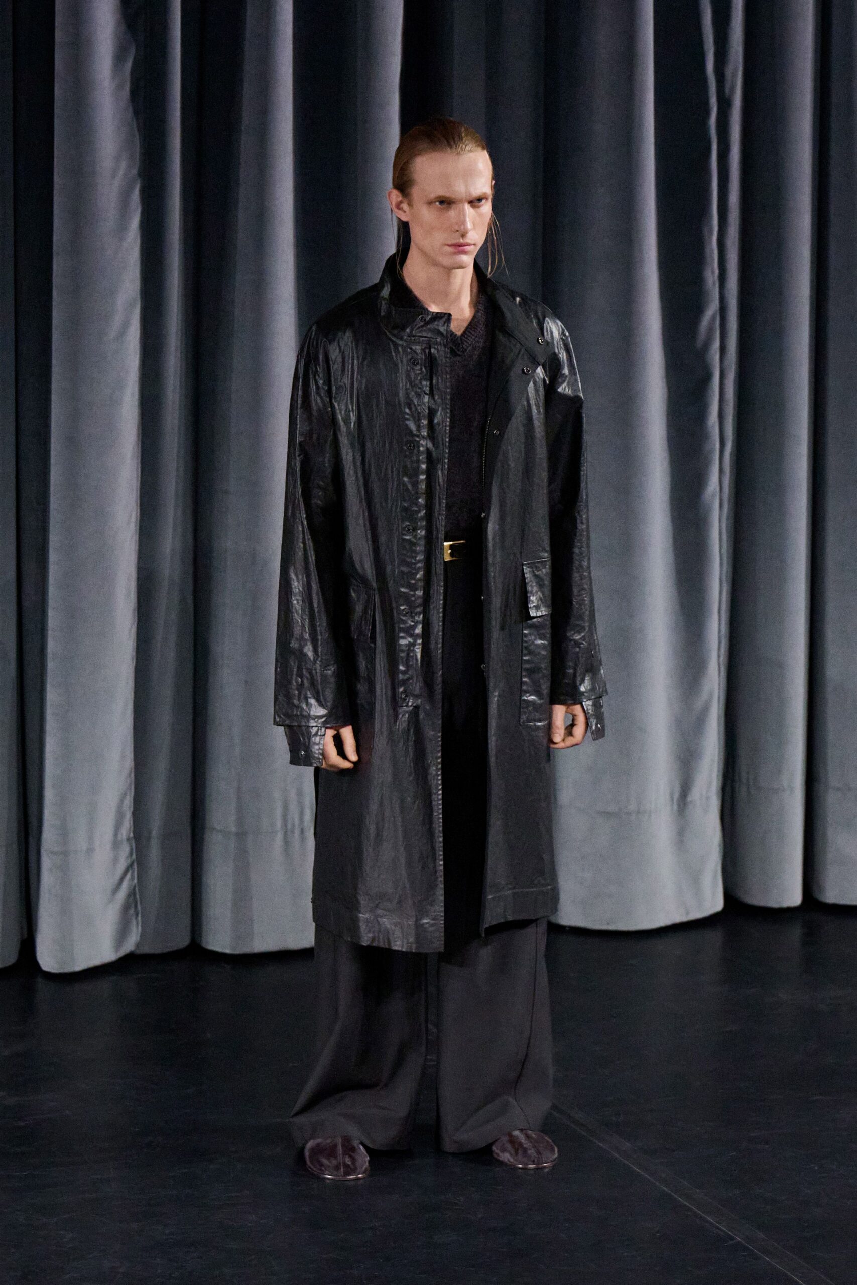 black vinyl long-sleeve collared relaxed zippered coat