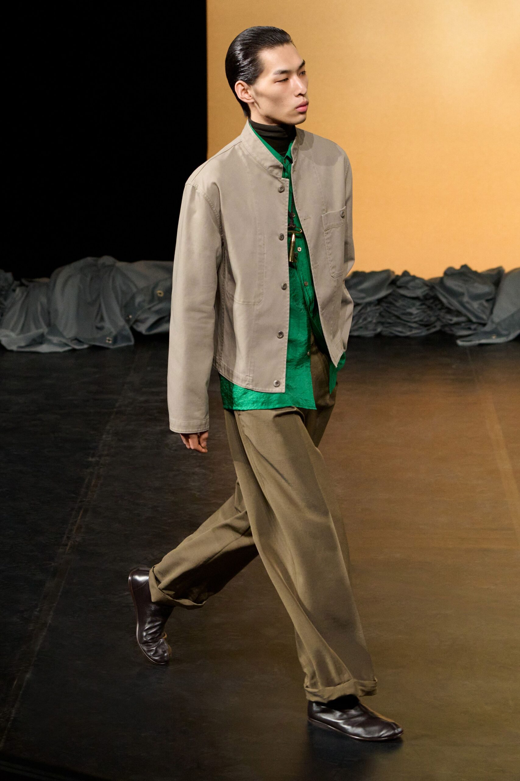 green cotton long-sleeve collared fitted shirt