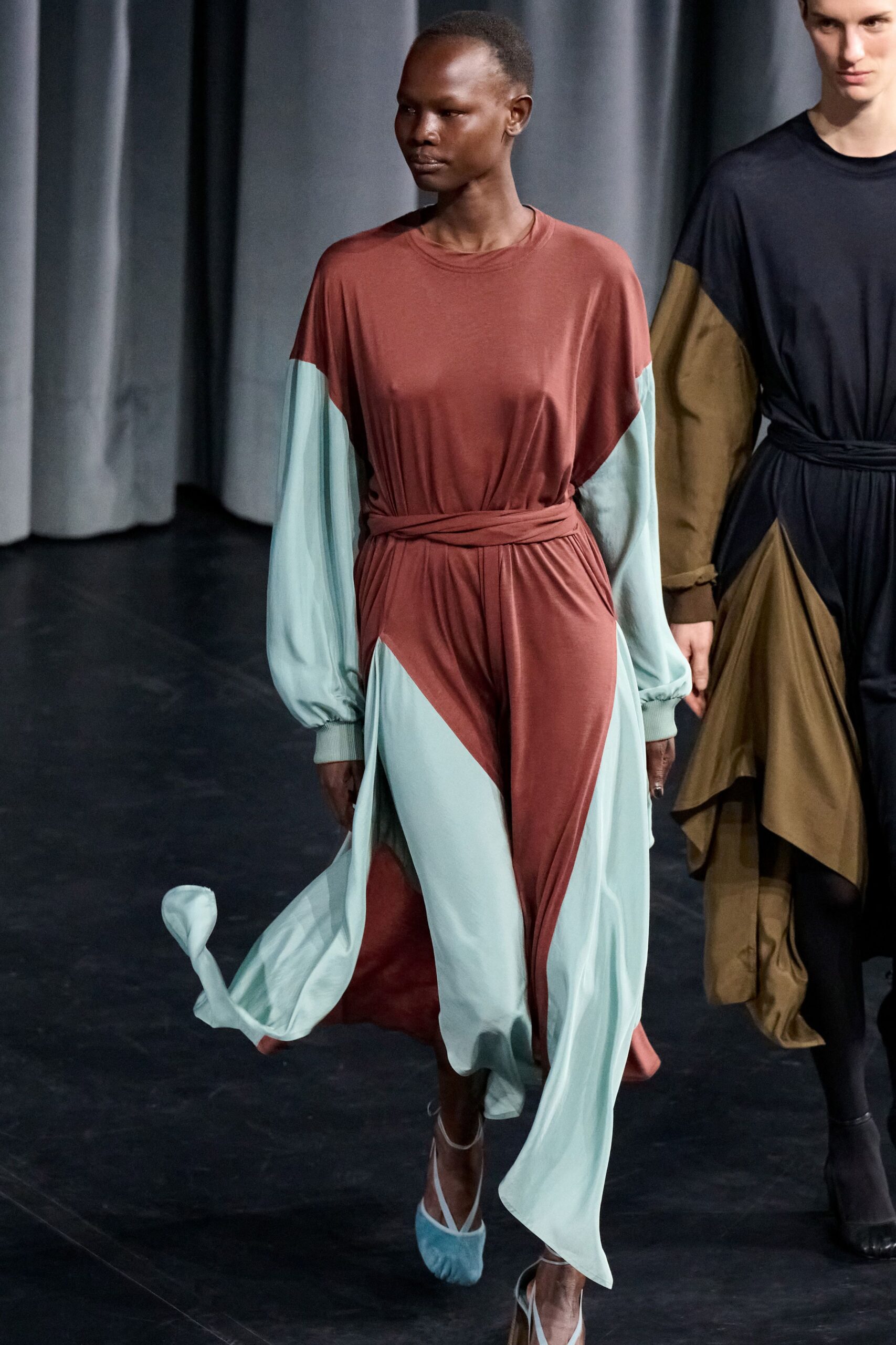 brown cotton long-sleeve v-neck relaxed color-blocked draped dress