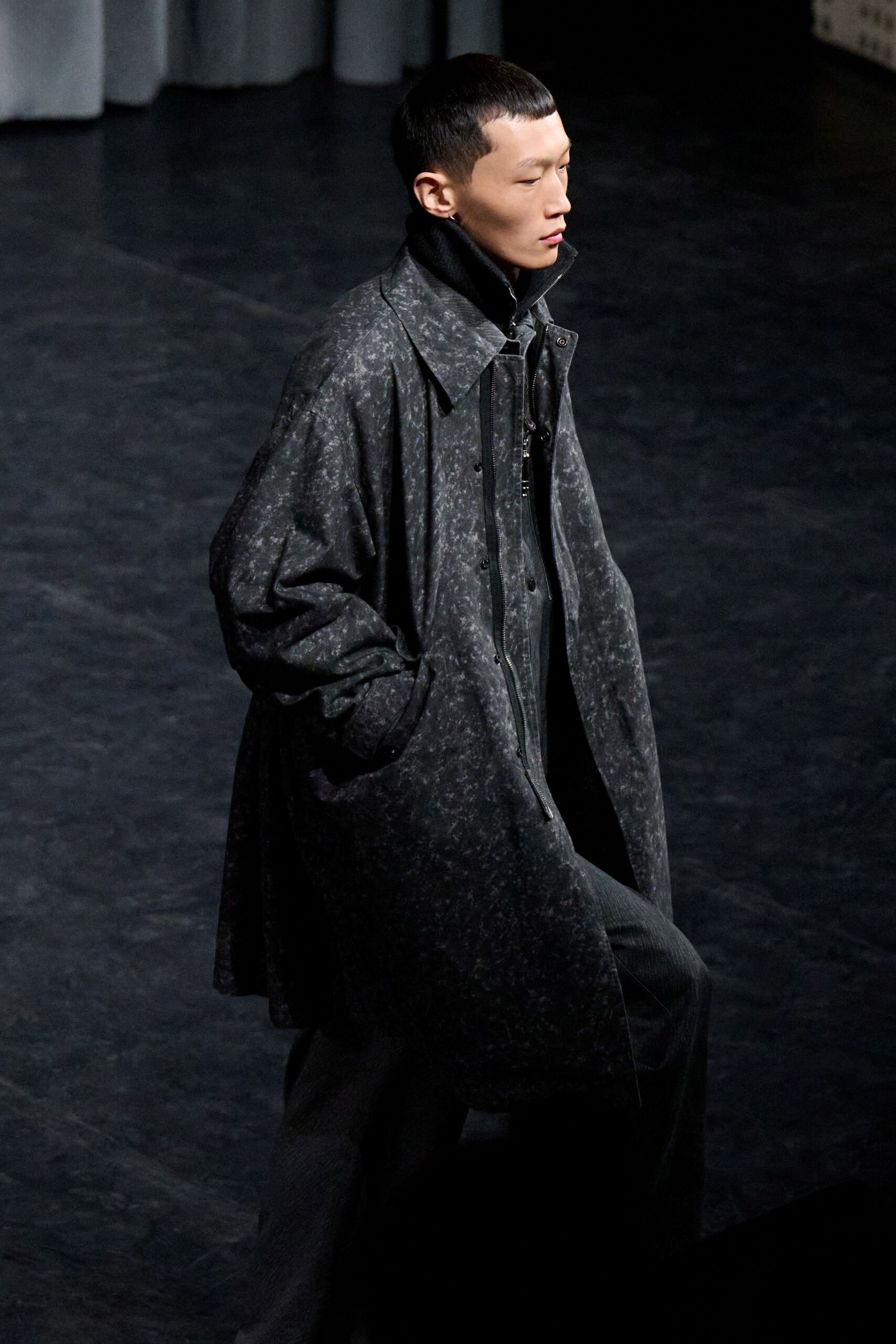 black wool long-sleeve collared relaxed buttoned coat