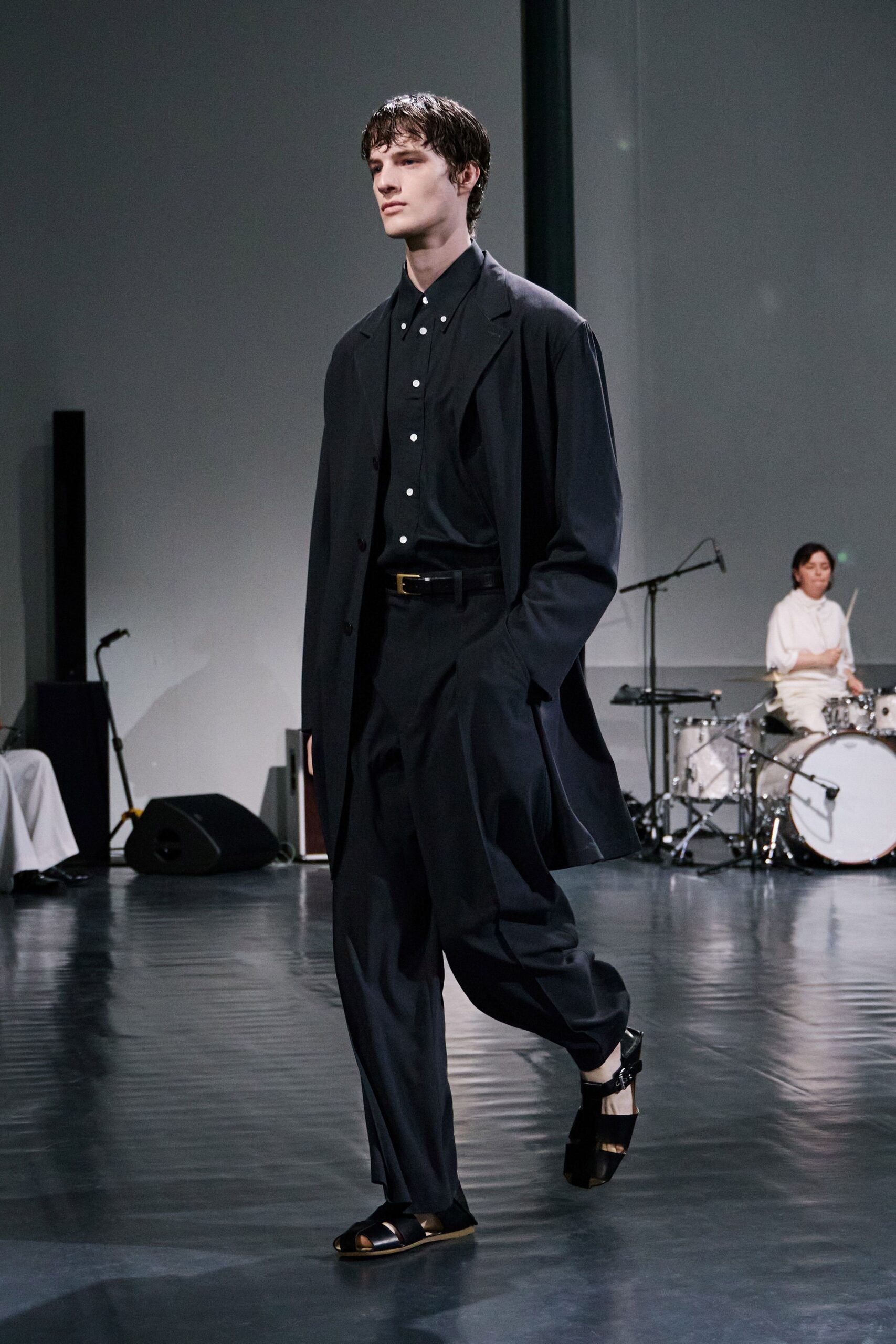 black cotton long-sleeve collared relaxed blazer
