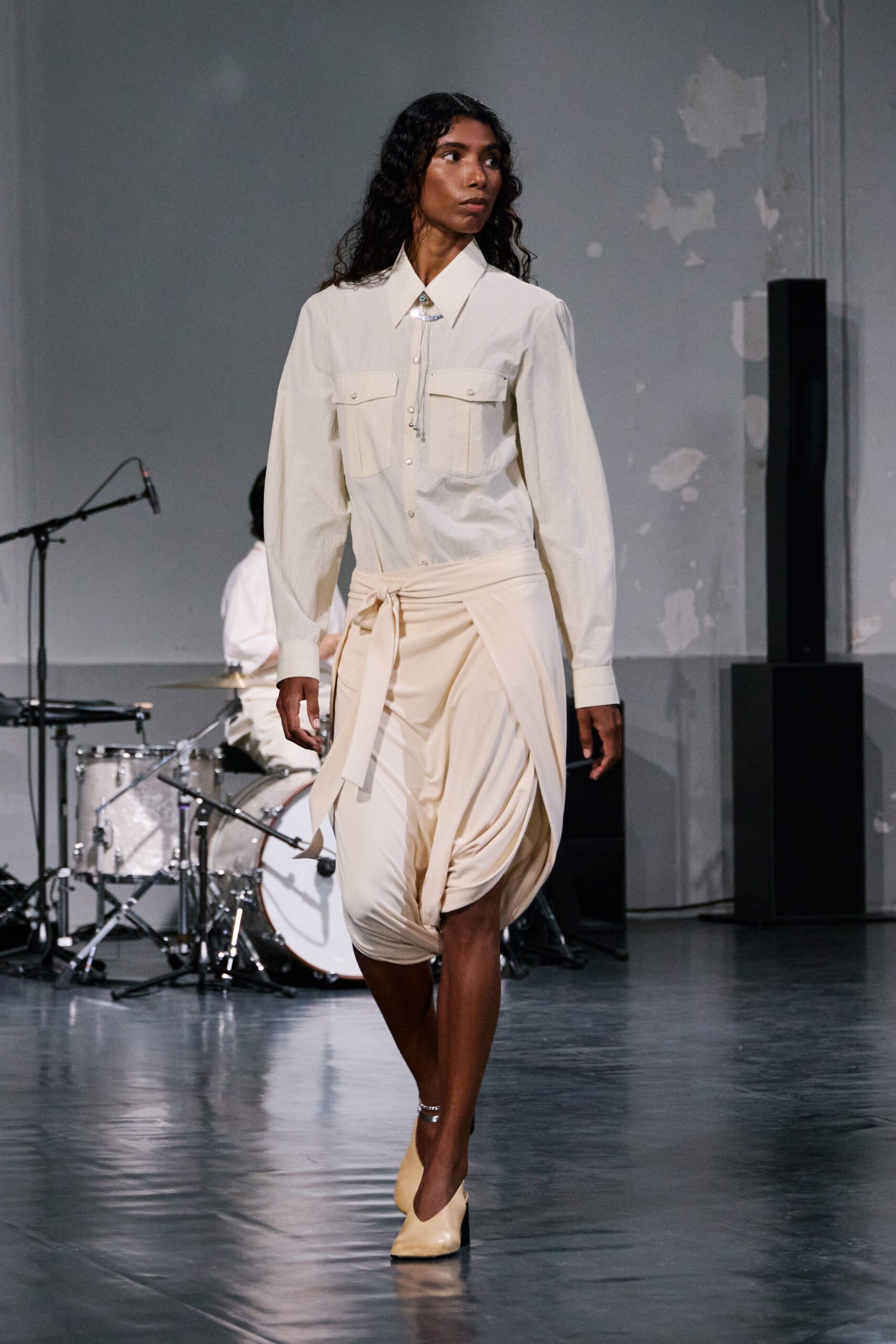 white cotton long-sleeve collared relaxed buttoned pockets shirt