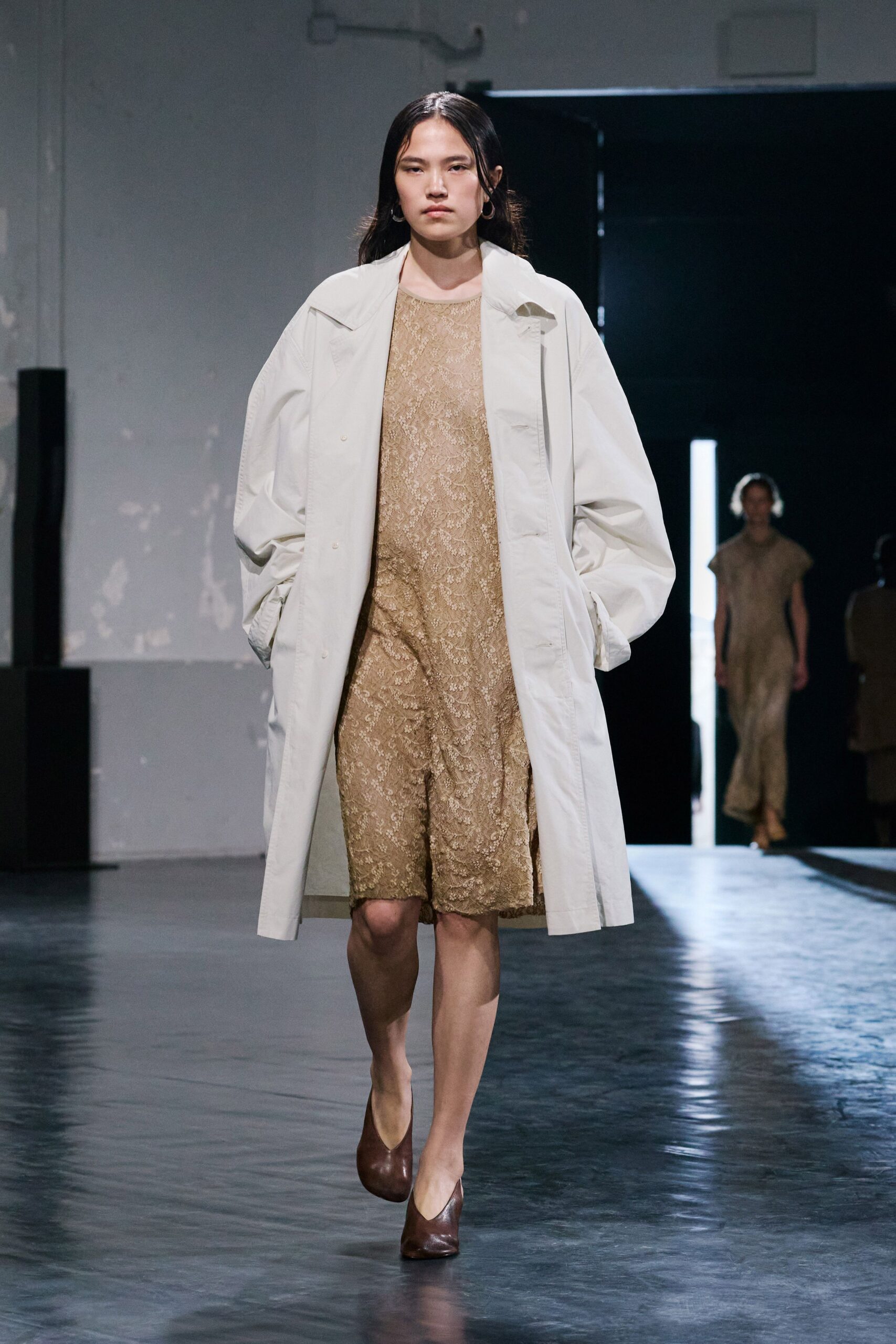 white cotton long-sleeve collared oversized coat