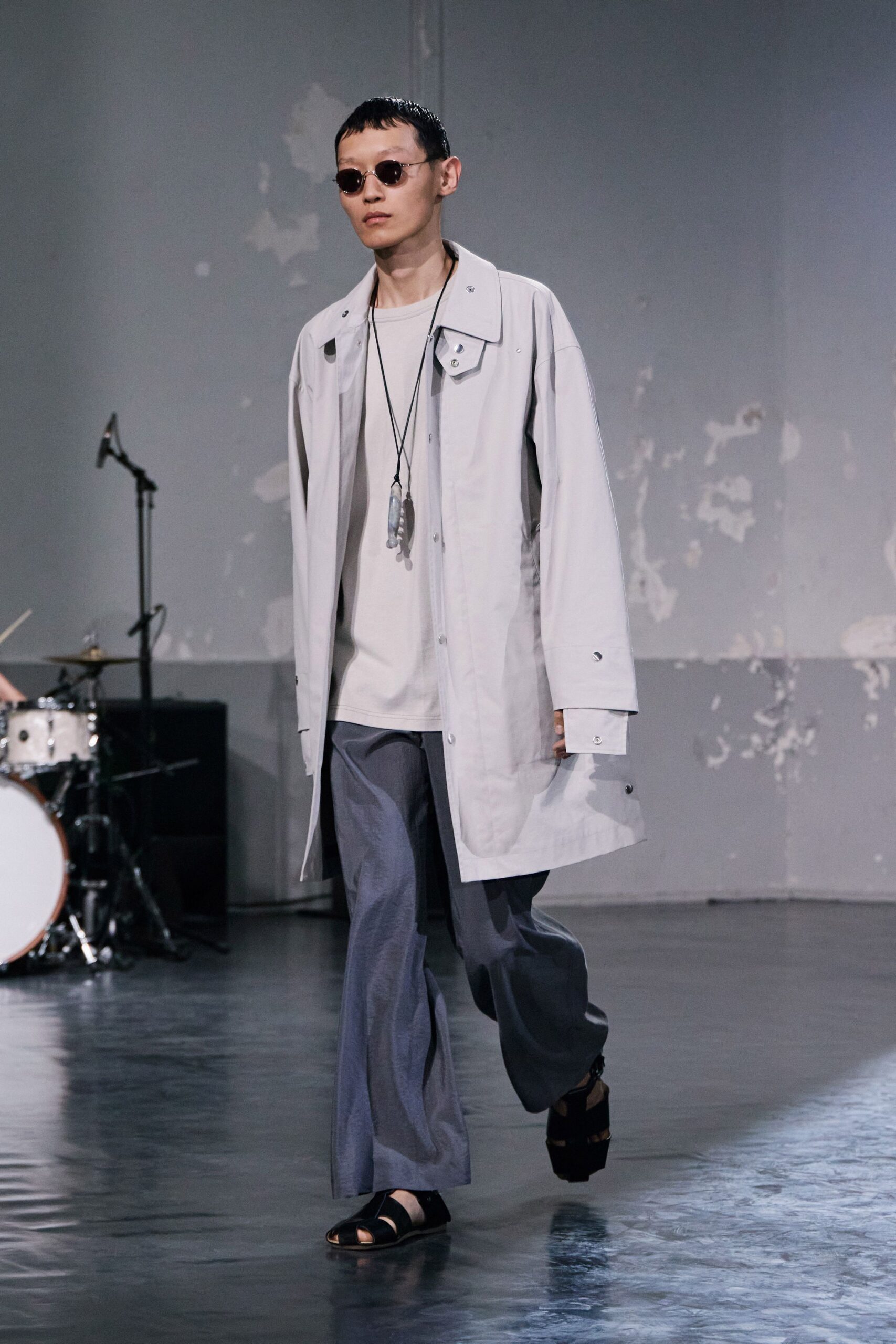 gray cotton long-sleeve collared relaxed buttoned coat