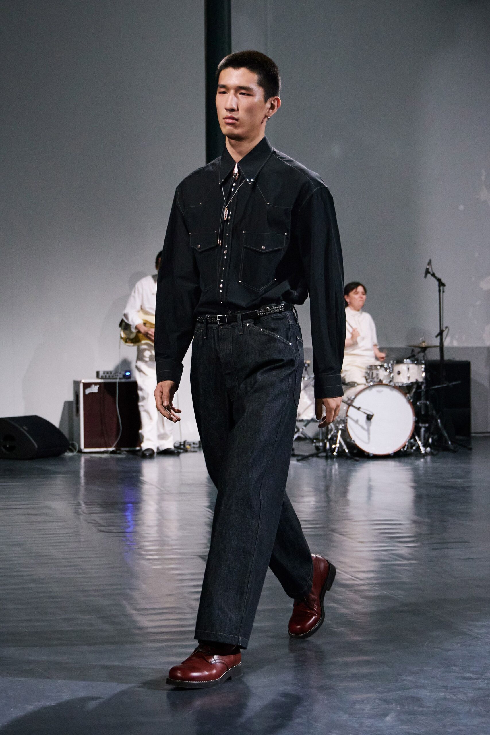 black cotton long-sleeve collared relaxed buttoned pockets shirt