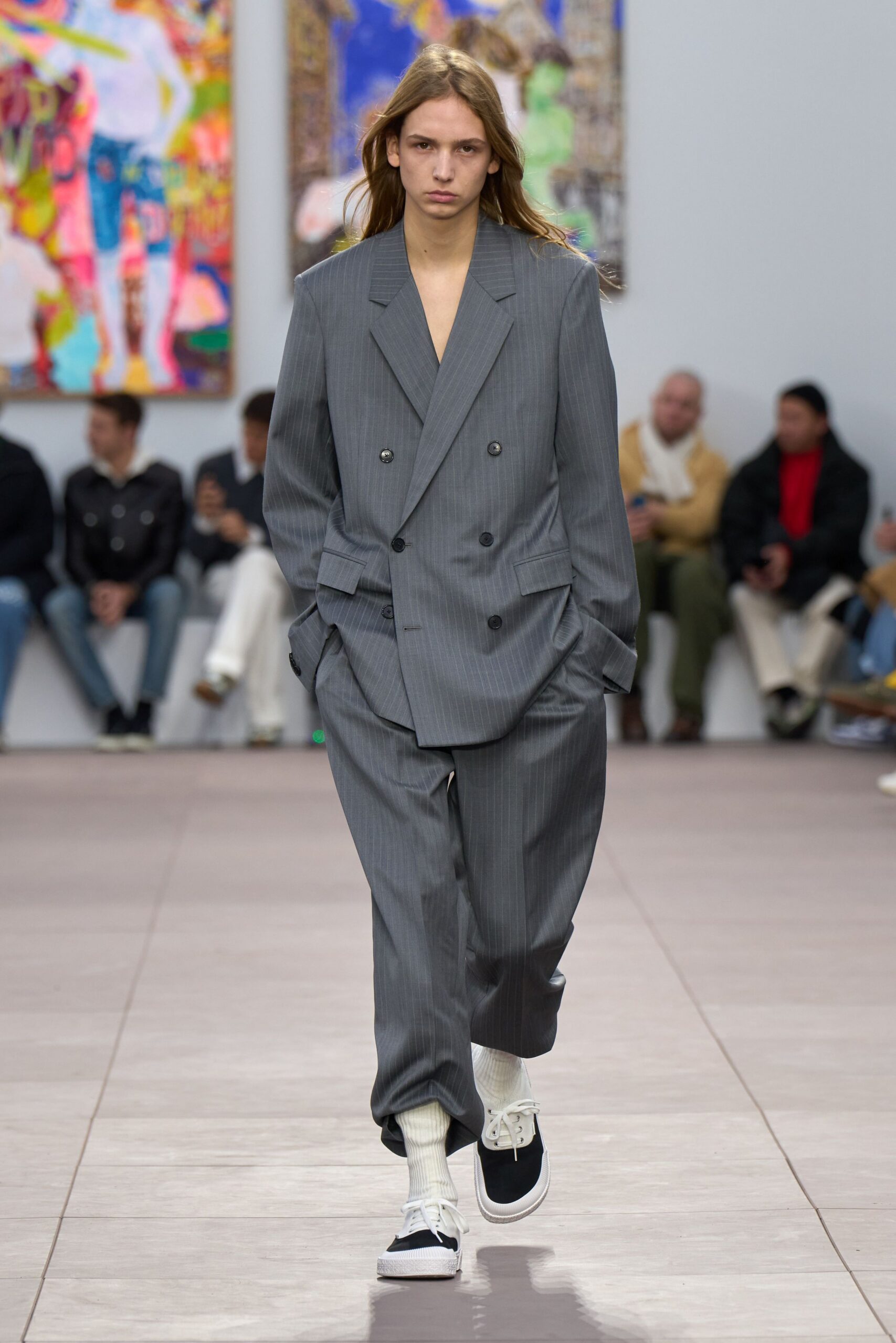 gray cotton long-sleeve collared relaxed buttoned pleated suit