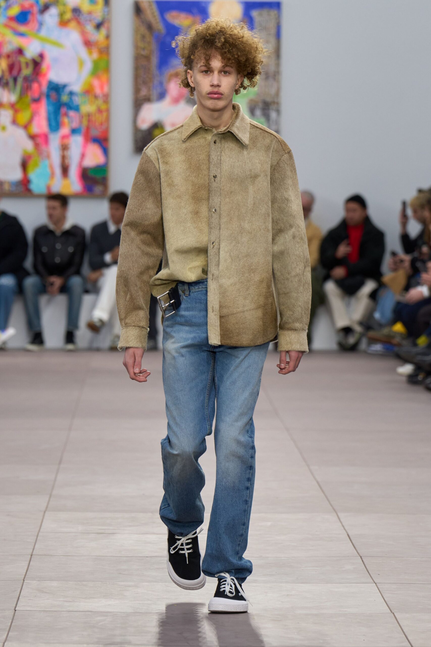 beige shirt blue jeans black shoes