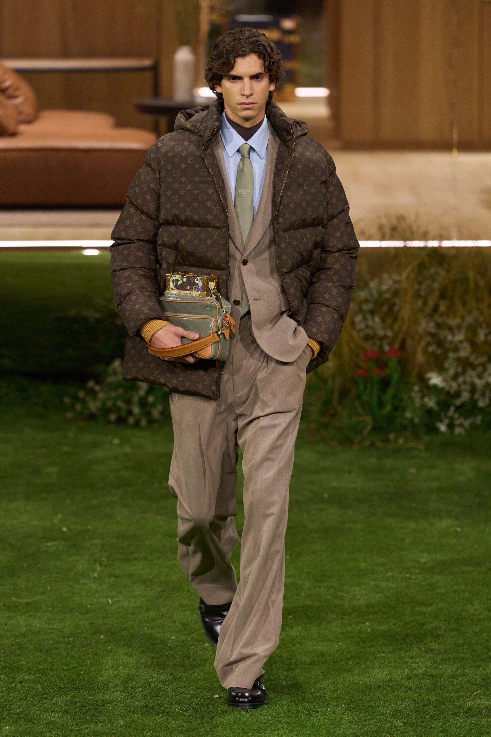 brown long-sleeve collared fitted zippered jacket