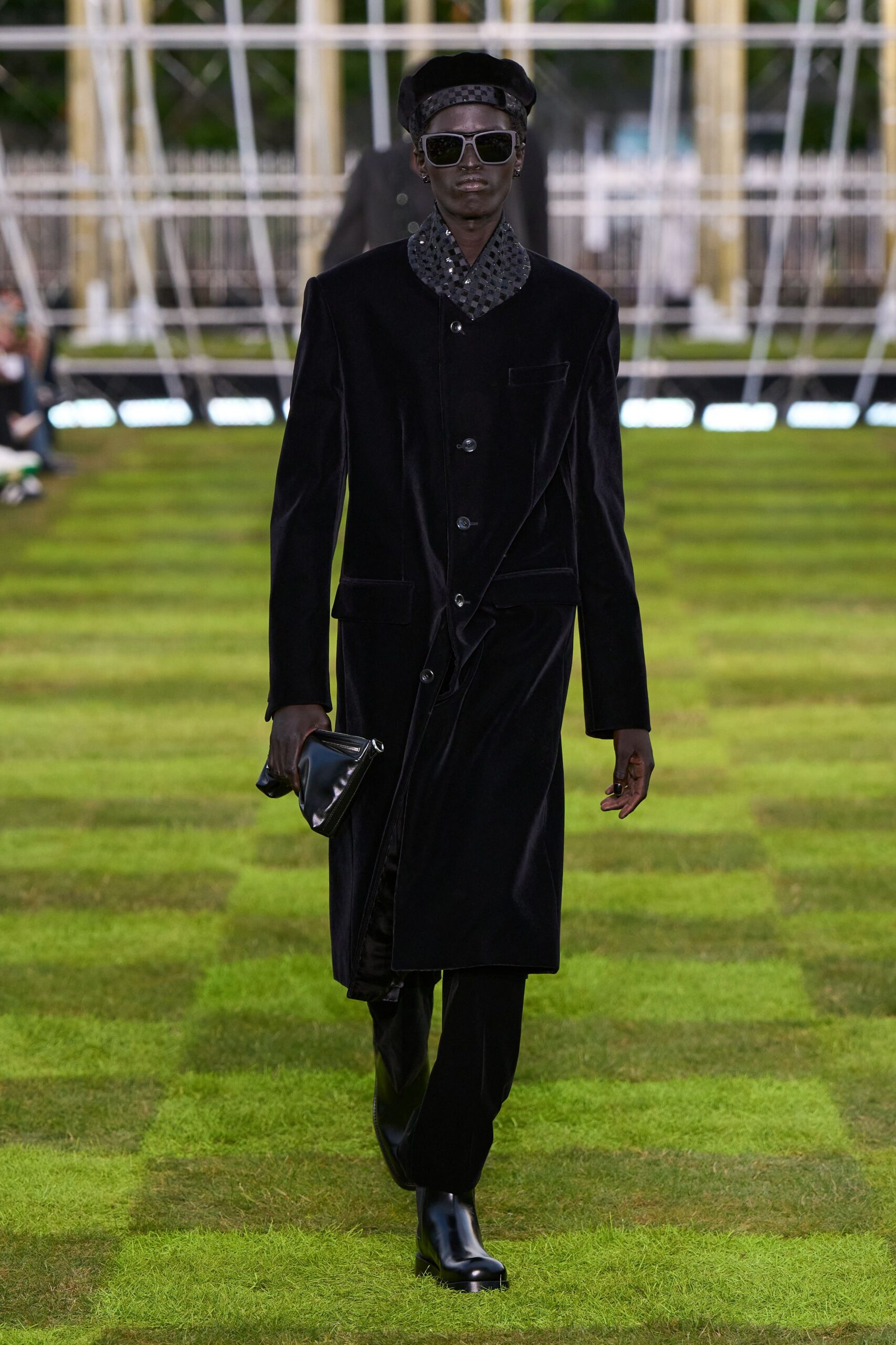 black velvet long-sleeve collared fitted buttoned coat
