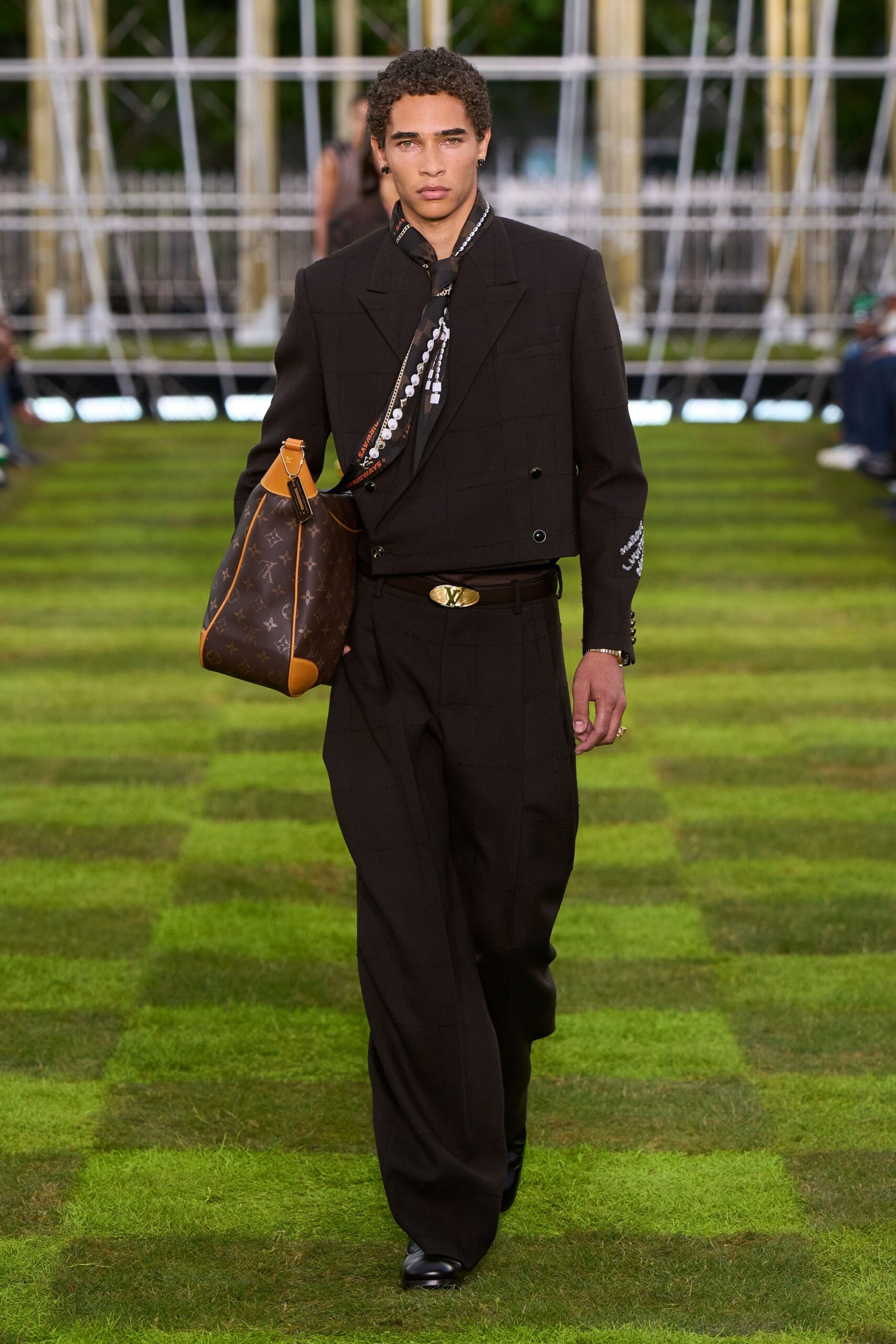 black wool long-sleeve collared tailored buttoned suit