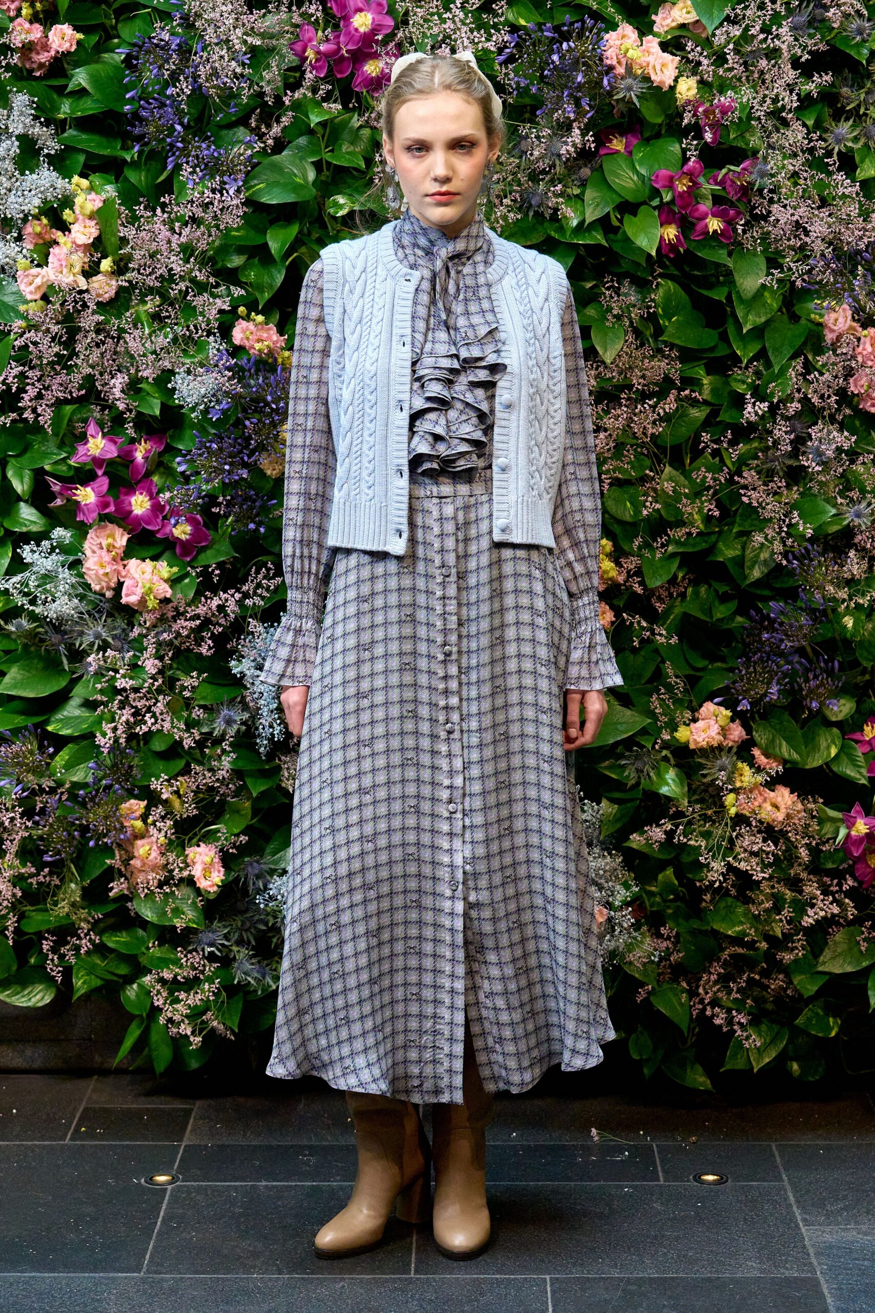 gray cotton long-sleeve collared fitted pleated buttoned dress