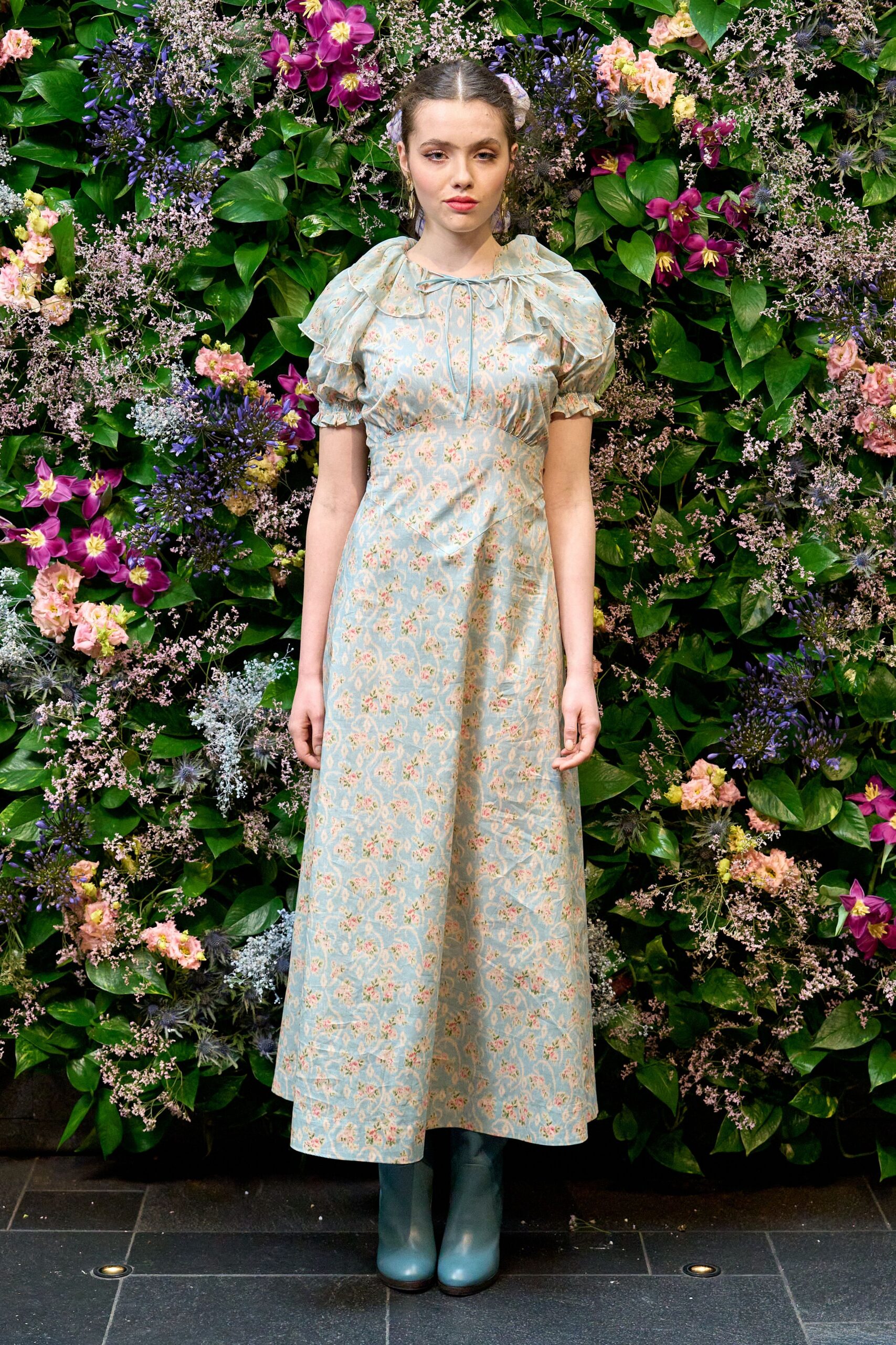 blue cotton short-sleeve v-neck fitted floral pleated dress