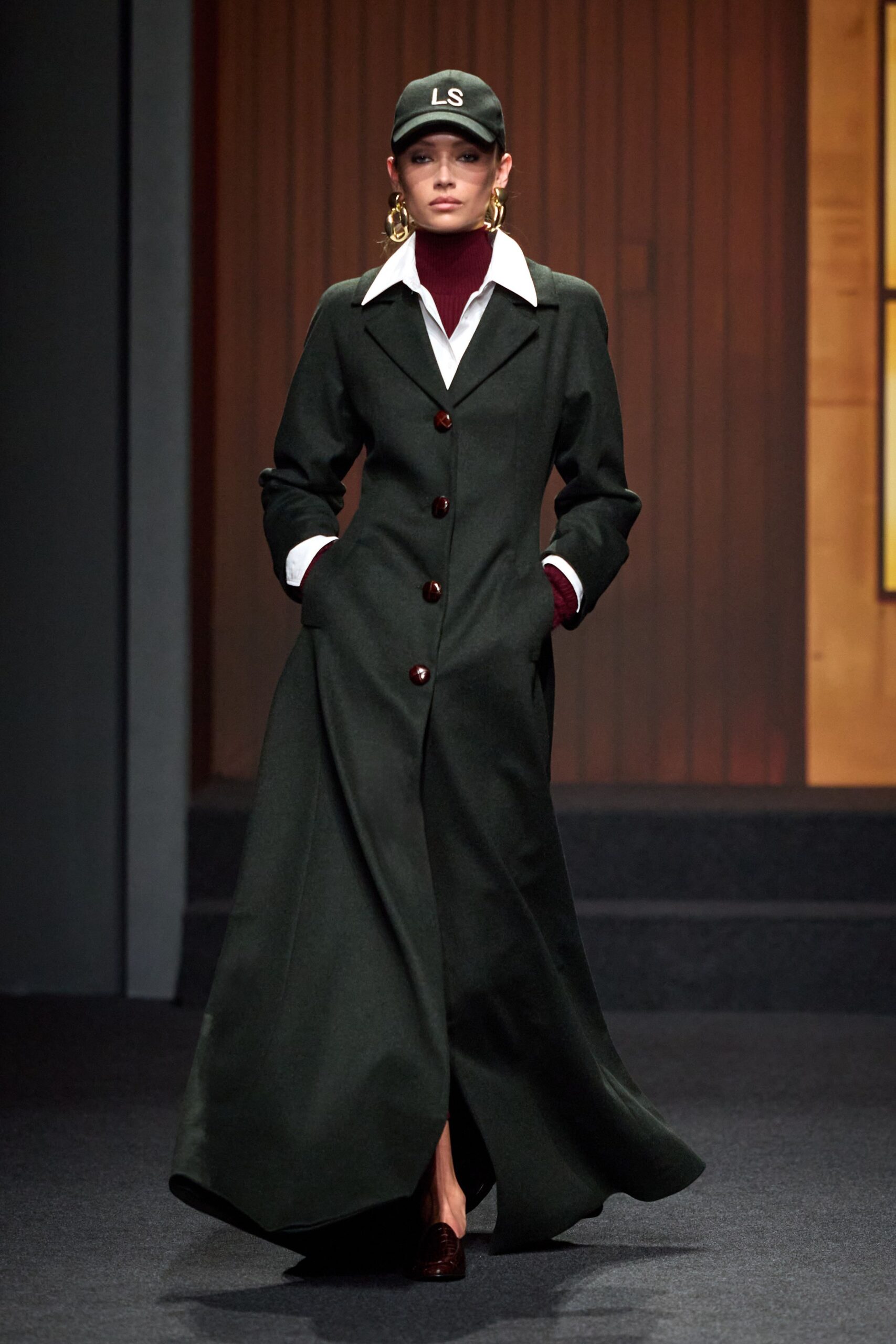 green wool long-sleeve collared fitted buttoned pleated coat