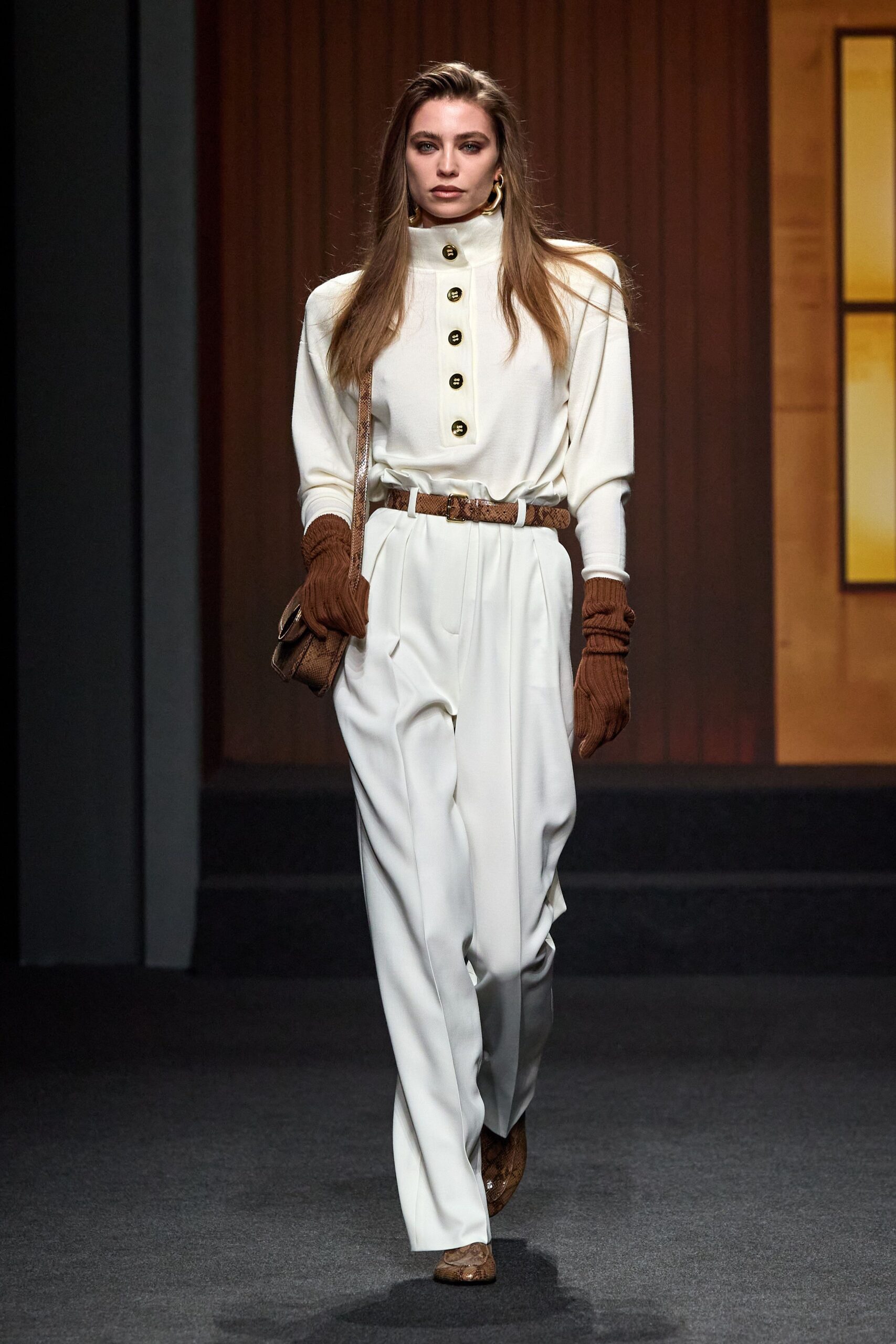 brown leather fitted gloves