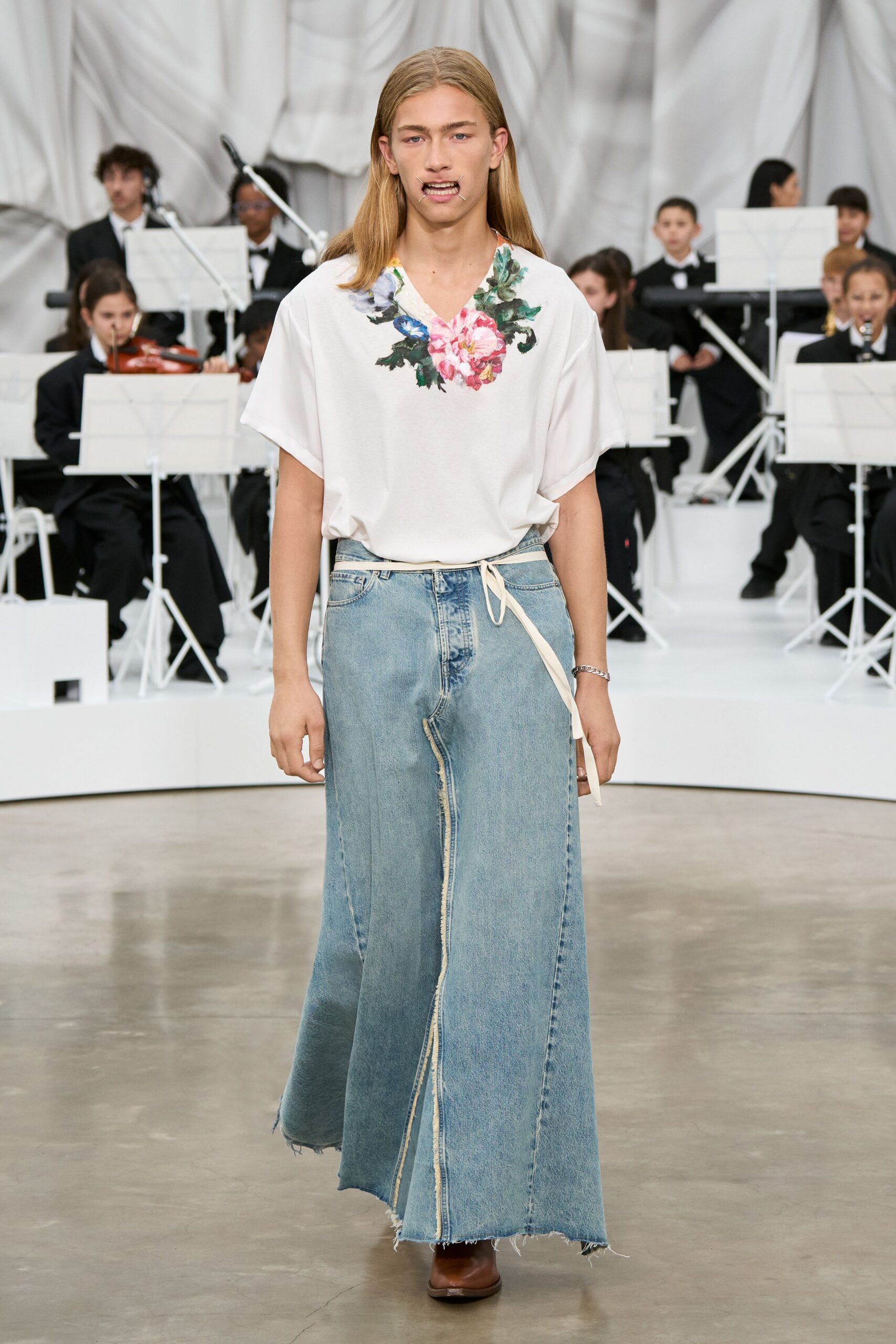 blue denim slit fitted high-waisted fringed skirt