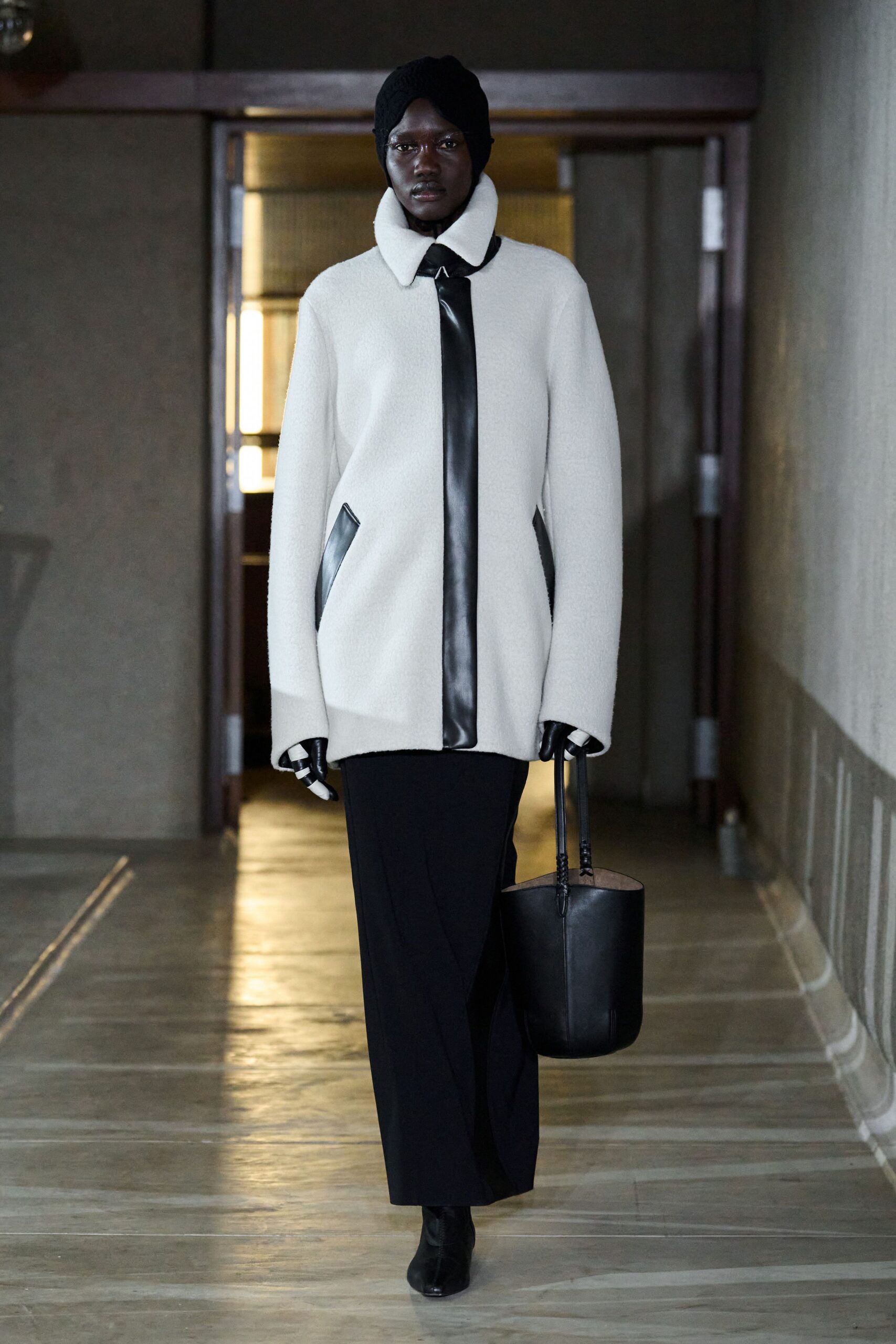 white wool long-sleeve collared relaxed zippered coat