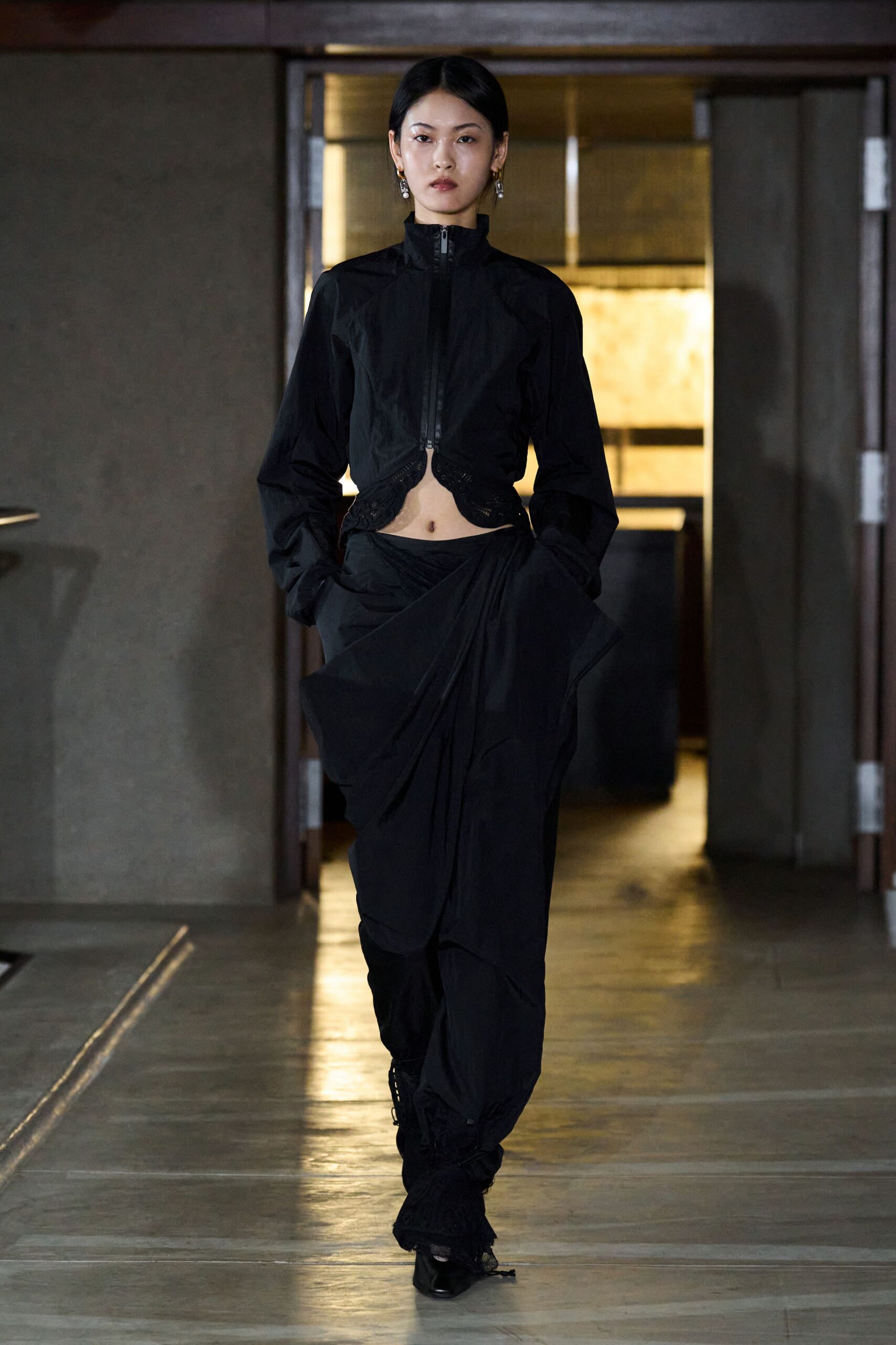 black cotton long-sleeve collared fitted zippered top
