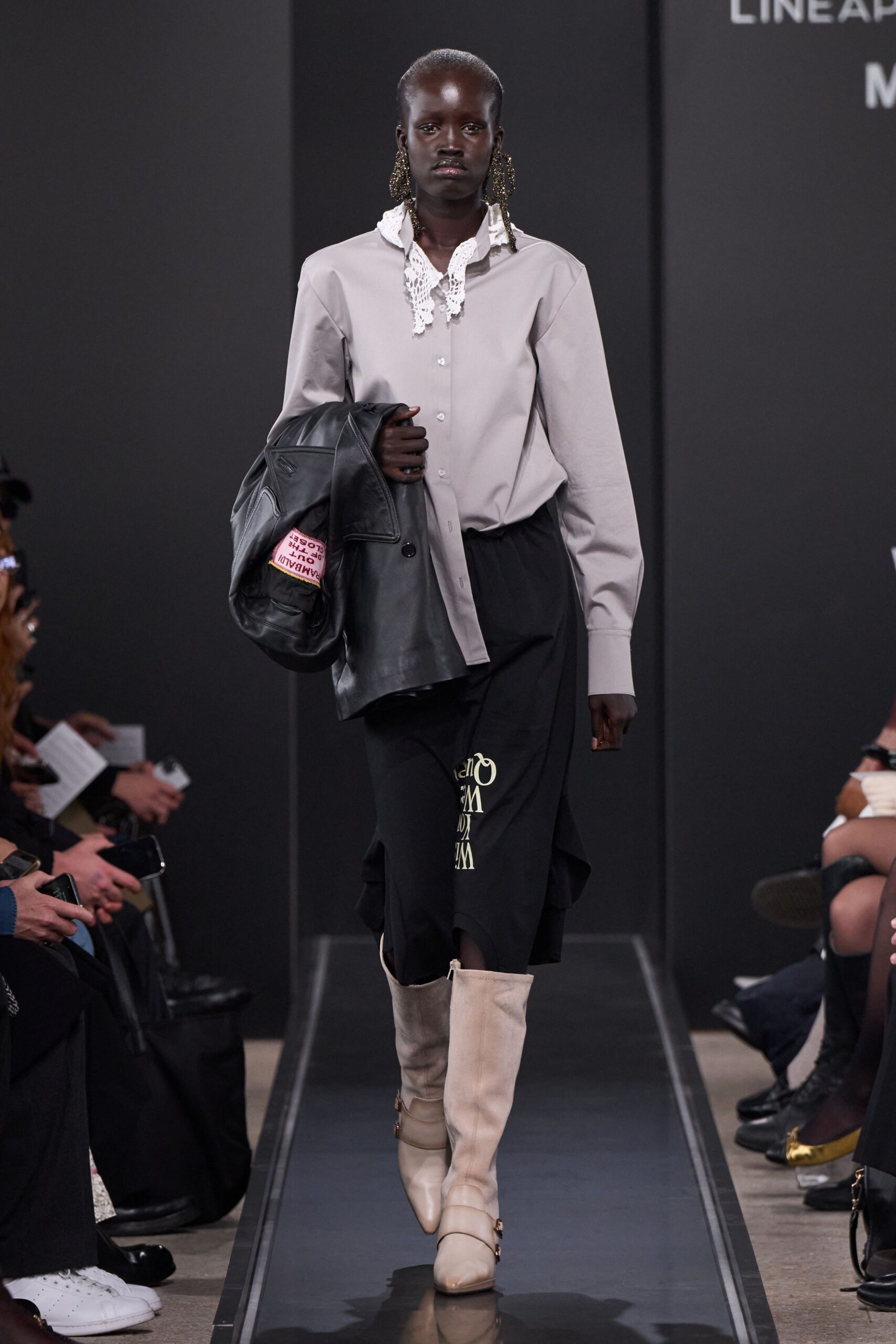 gray shirt black skirt leather jacket beige boots
