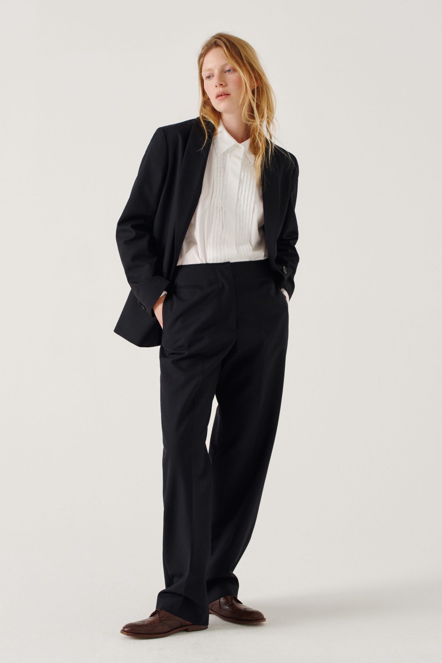 black long-sleeve collared tailored blazer
