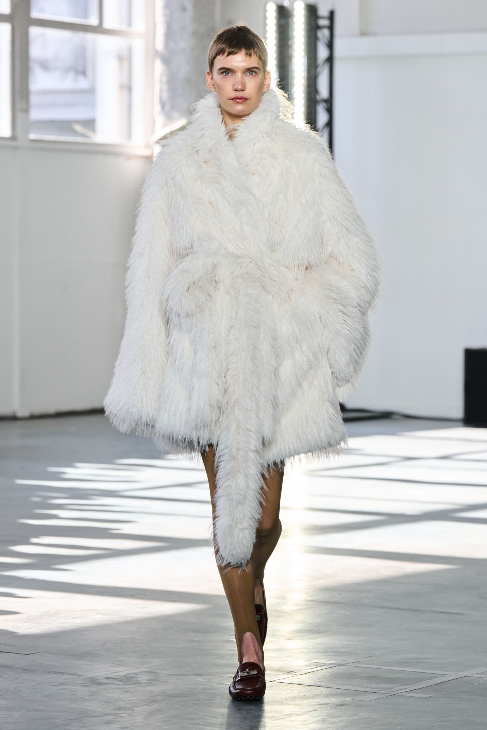 white faux-fur long-sleeve collared oversized draped coat