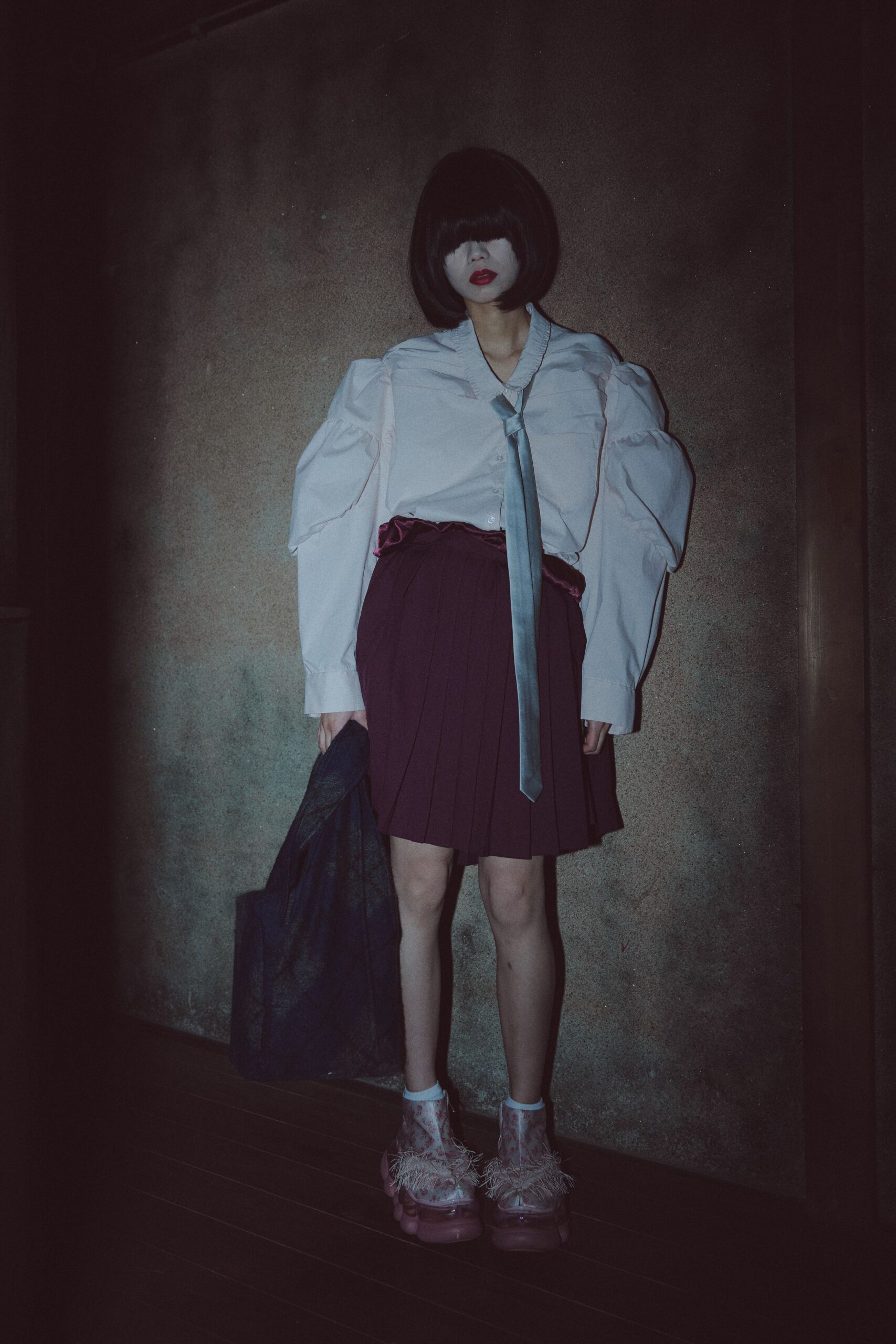 white cotton long-sleeve collared fitted pleated shirt