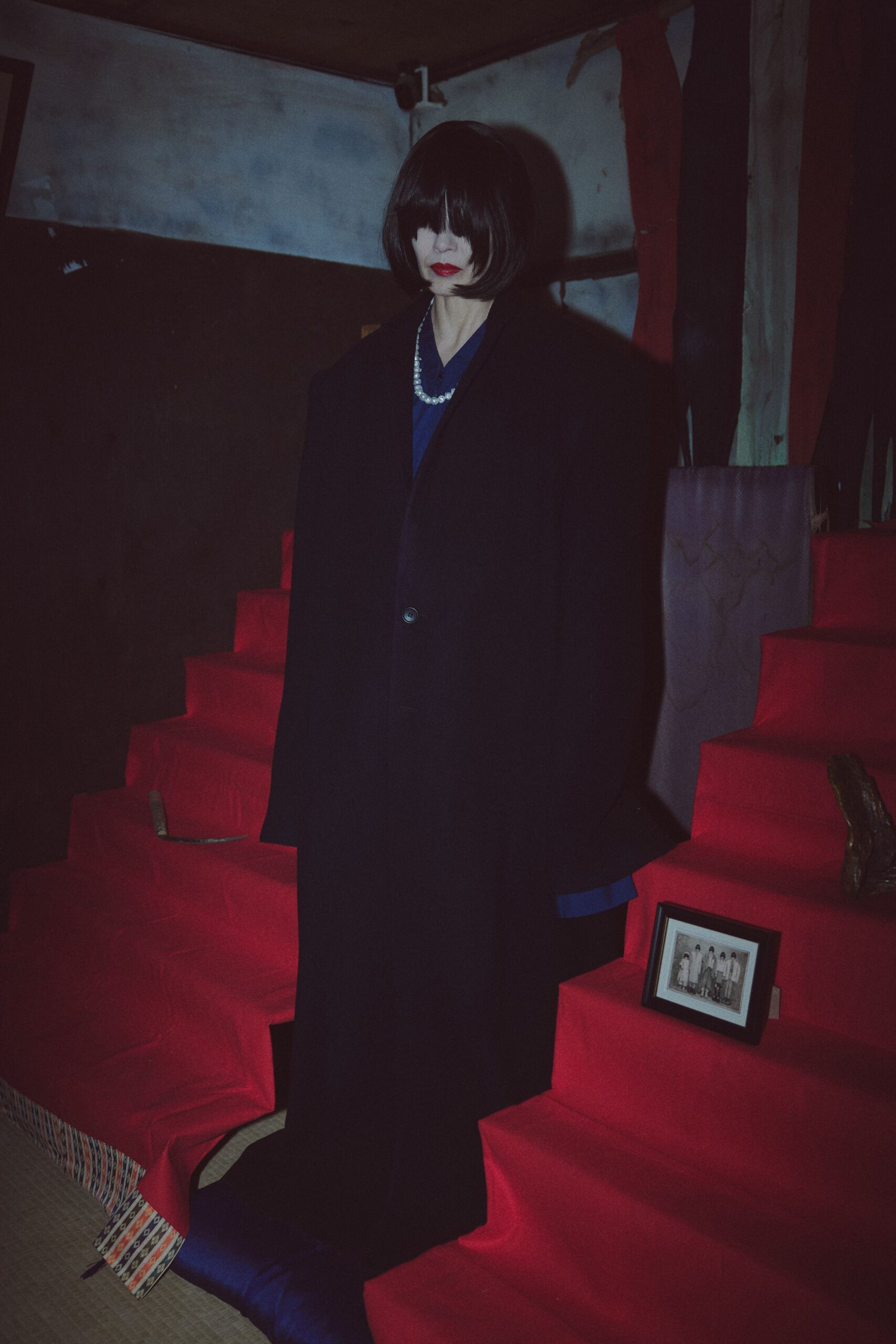 black wool long-sleeve collared oversized coat