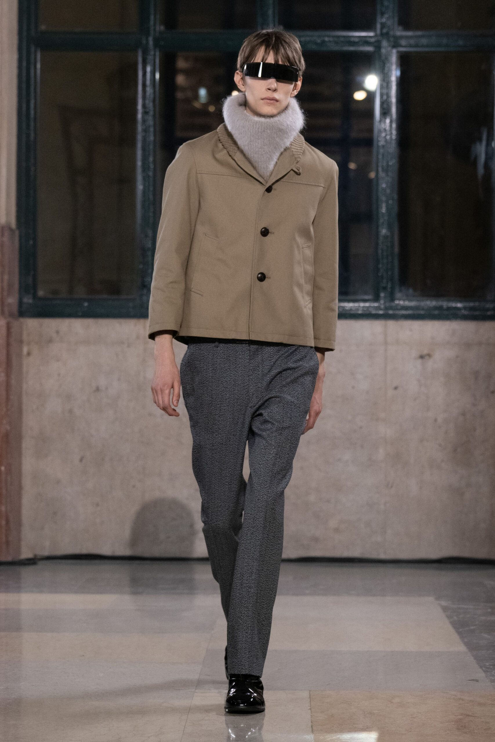 beige cotton long-sleeve collared fitted jacket