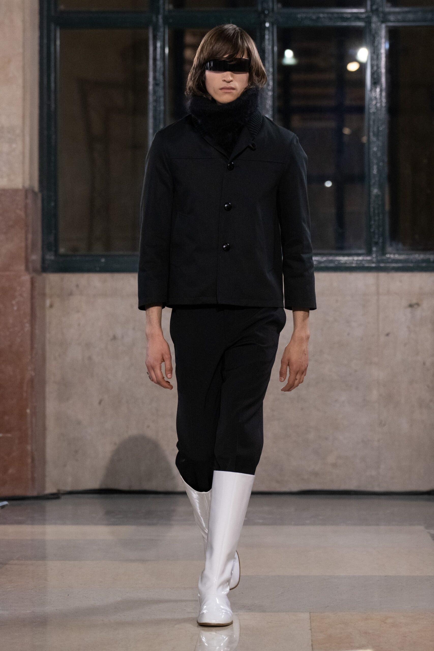 black cotton long-sleeve collared fitted jacket