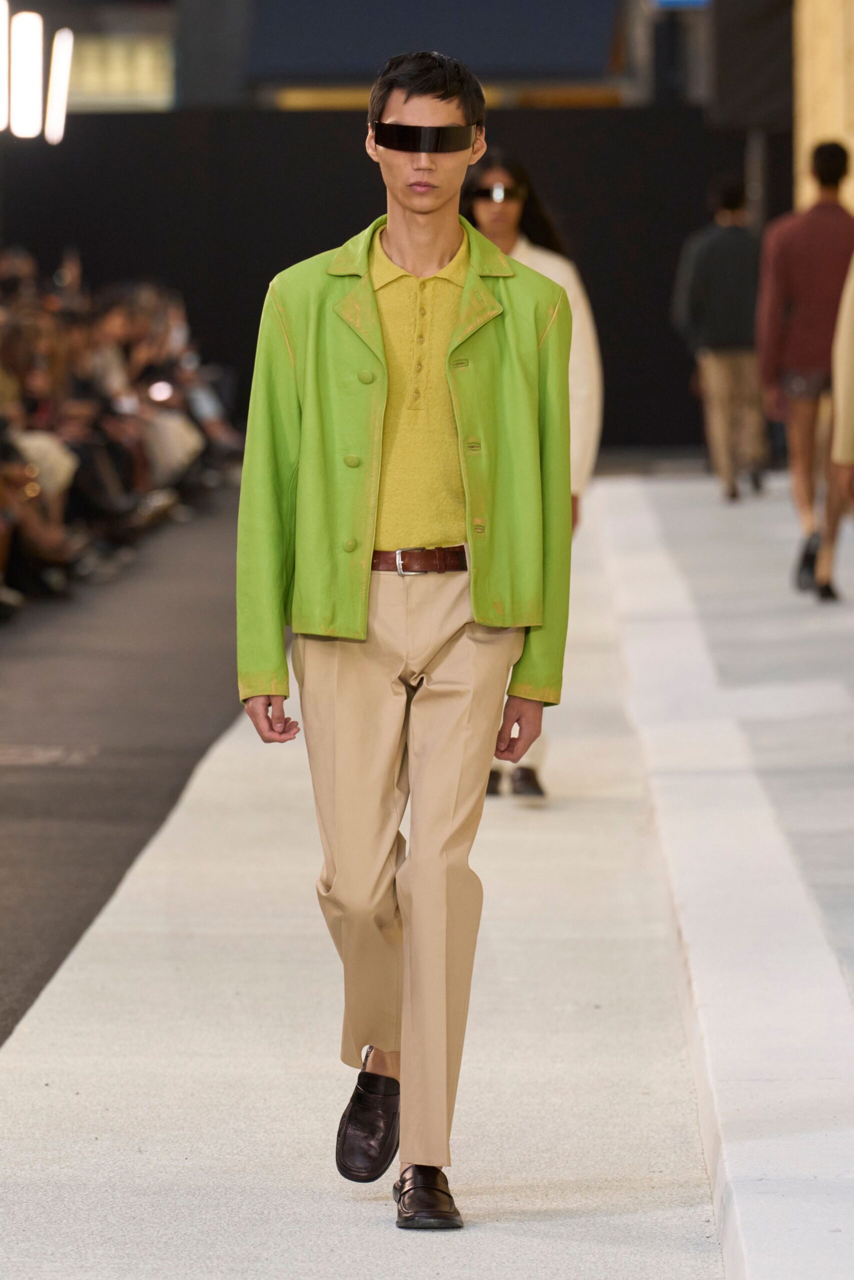 yellow cotton short-sleeve collared fitted shirt