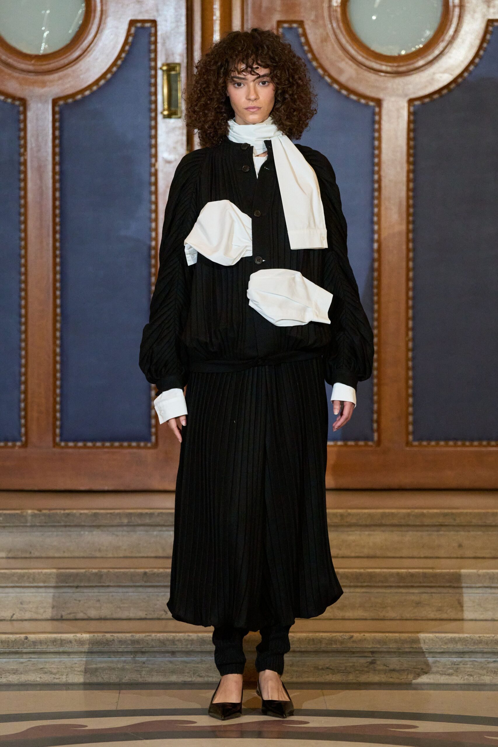 black cotton long-sleeve collared relaxed pleated jacket