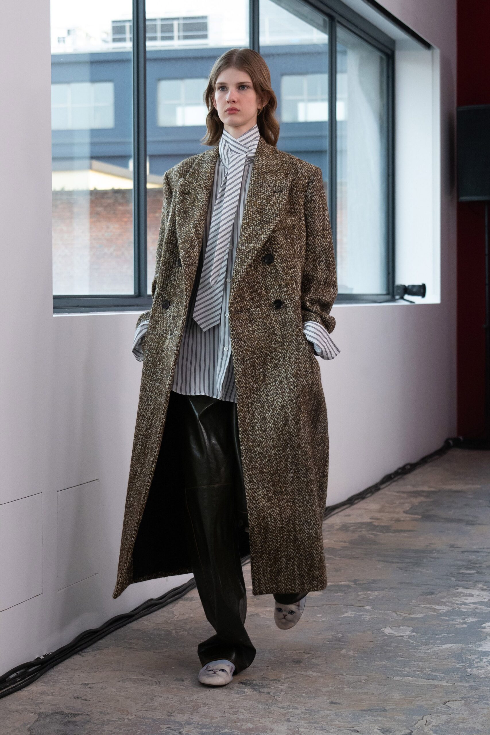 brown tweed long-sleeve collared relaxed buttoned coat