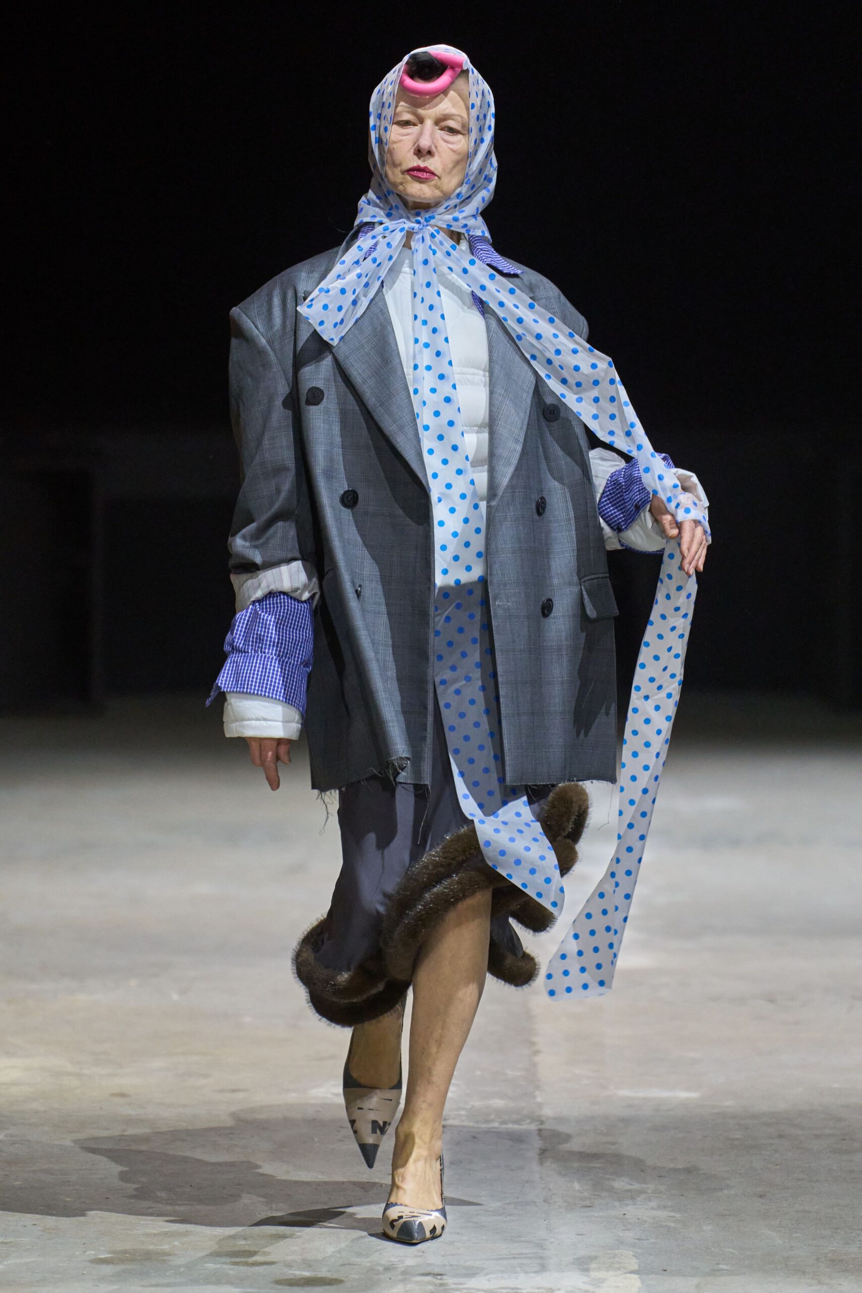 gray wool long-sleeve collared oversized checked buttoned blazer