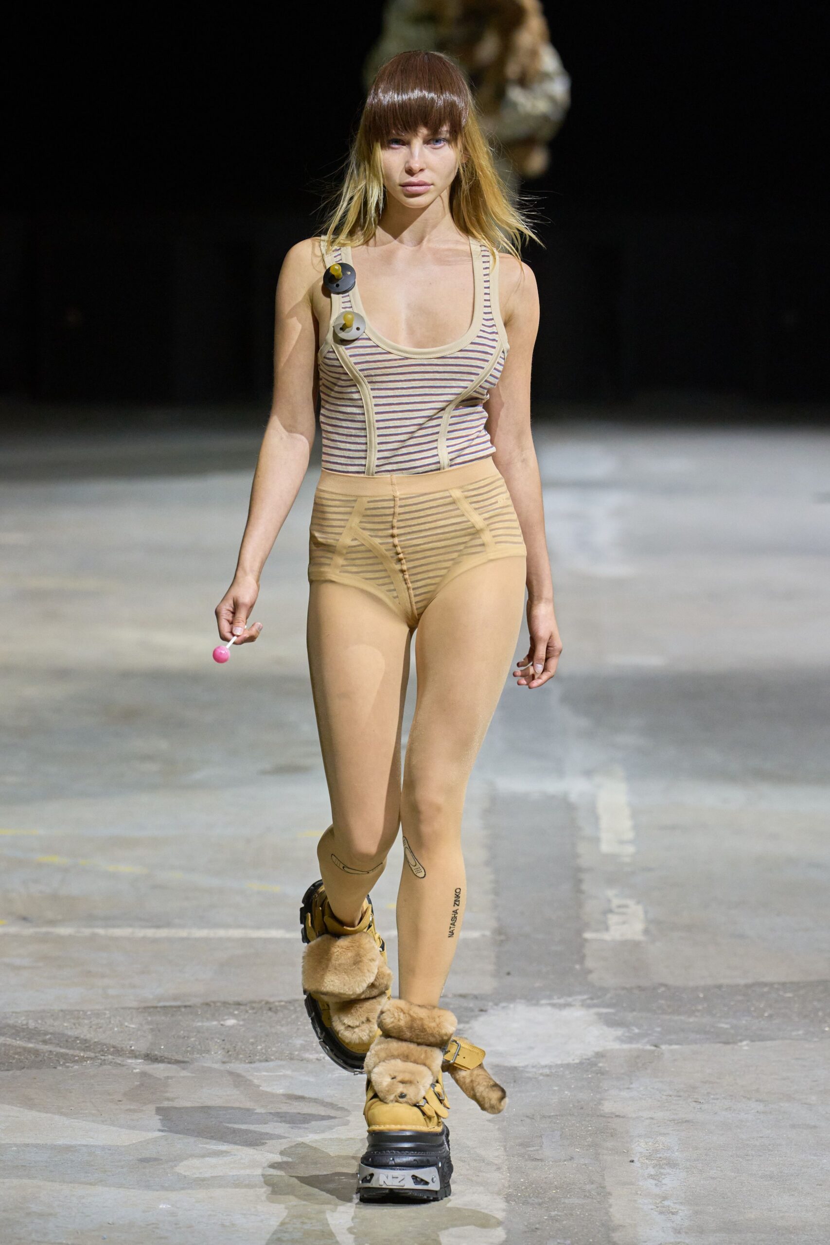beige cotton fitted leggings